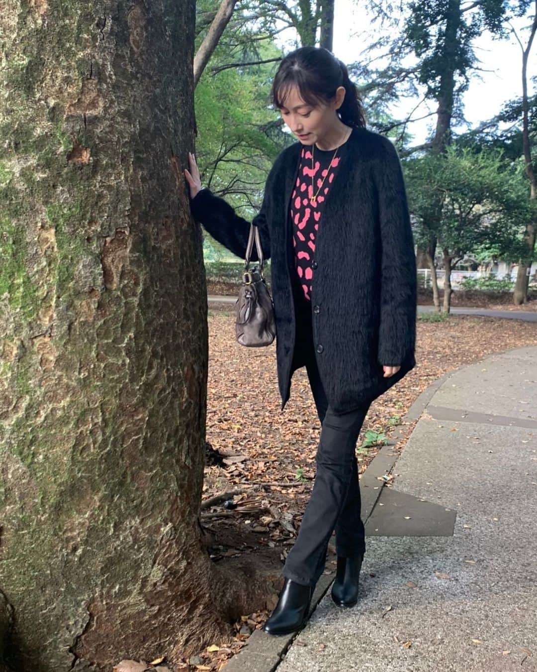 小橋めぐみのインスタグラム：「なんだか触りたくなった木🌳」
