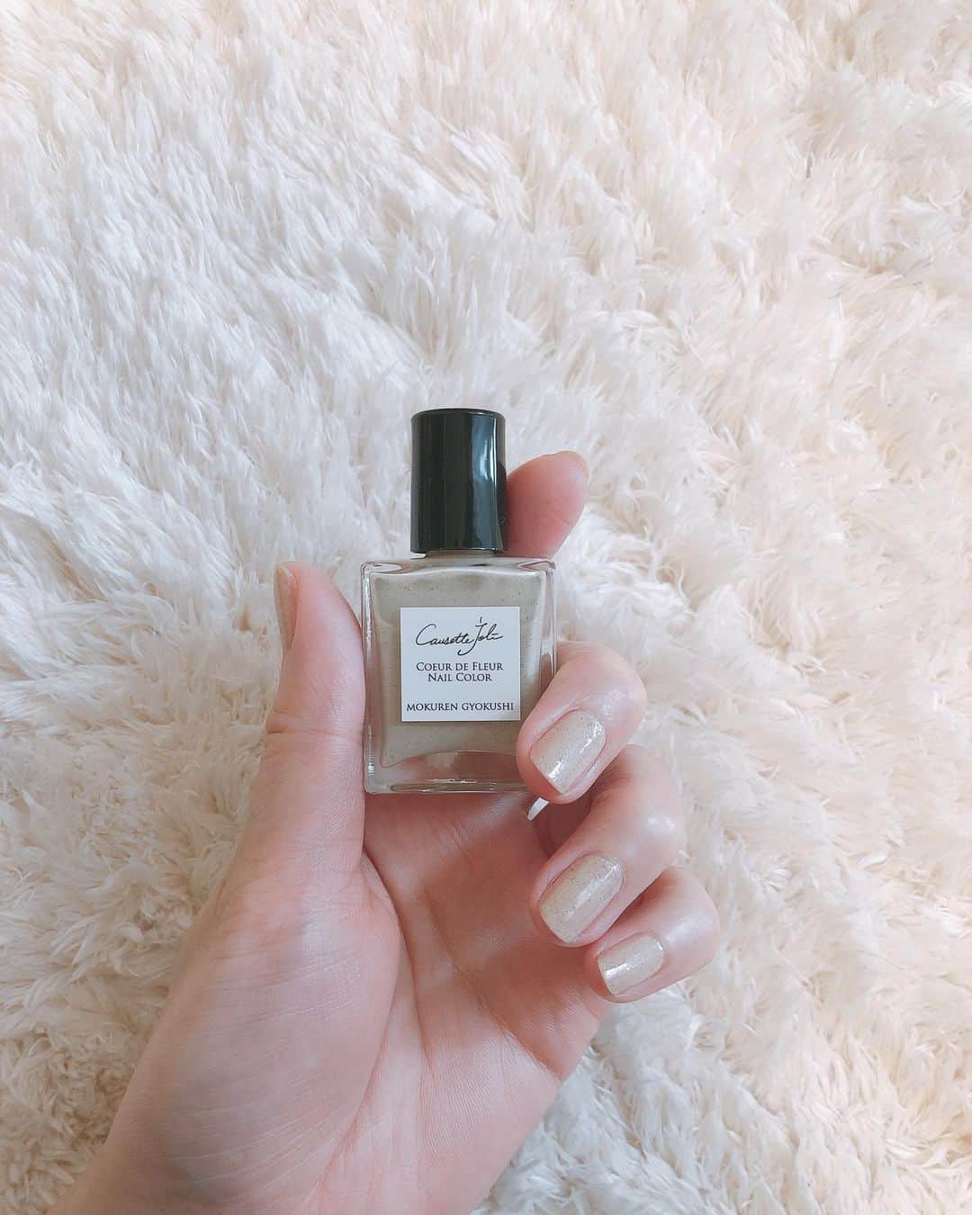 崎本ゆかりのインスタグラム：「♢♦︎NaiL♦︎♢ . . 秋冬のお気に入りネイル♡ ニットのような繊維がかわいい..🧶* 8大フリーで爪に優しいのも嬉しい @causettejoli  #causettejoli#mokurengyokushi#sennichikounouen#beige#purple#color#knit#autumnnails#winternails#limited#cosmetics#nailpolish#selfnail#nailist#model#madeinjapan#コゼットジョリ#ネイル#ネイルカラー#秋冬カラー#8大フリー#優秀#お気に入り#セルフネイル#ネイリスト」