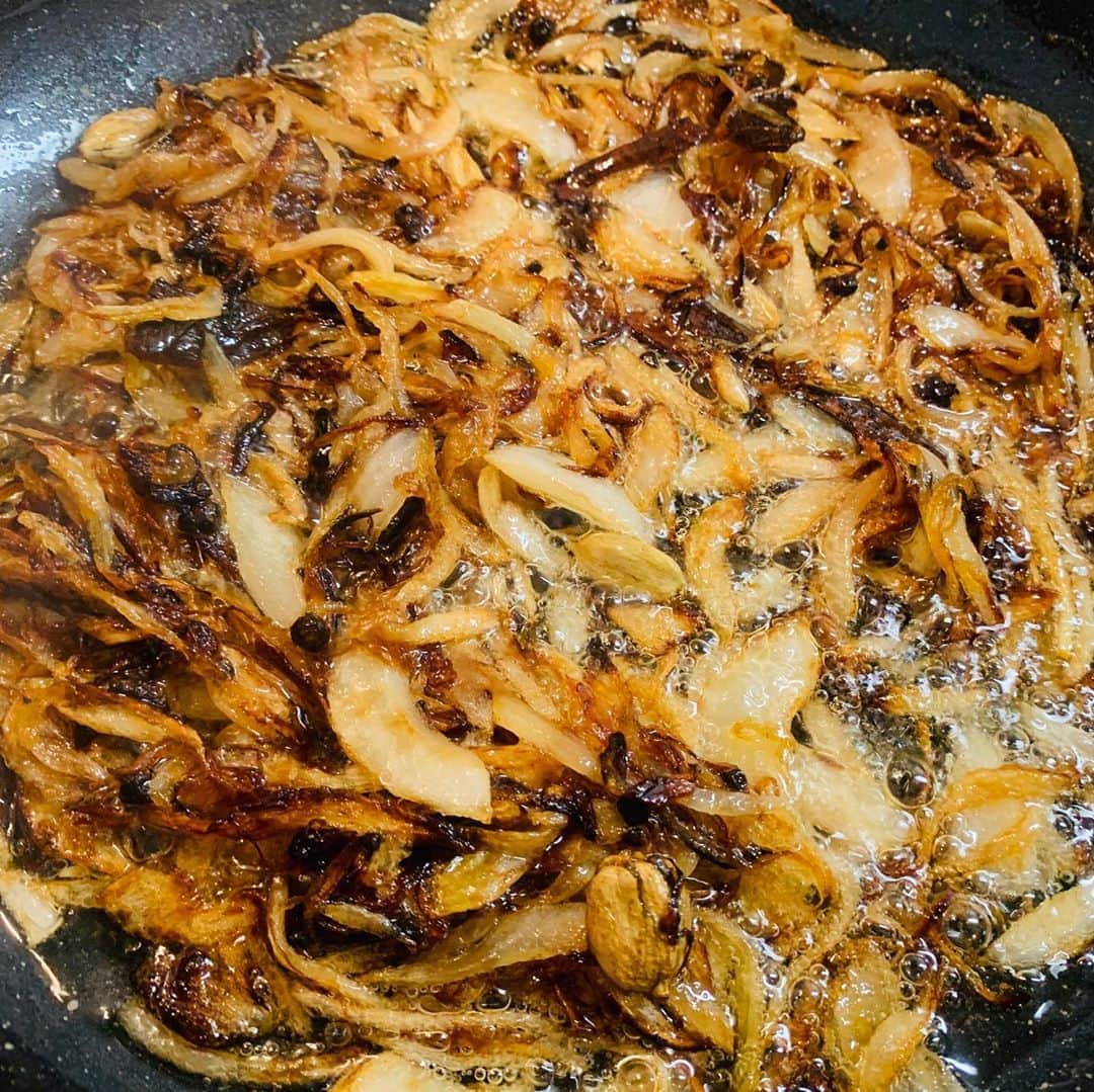 一条もんこさんのインスタグラム写真 - (一条もんこInstagram)「松茸の一種"香茸"でプラオ（インドの炊き込みご飯）を作りました。そもそもの香りが芳潤なのですが、そこにカシアや八角の香りを加えることで中華風おこわのような味わいも、、‼︎ #香茸プラオ#自作#秋の味覚#プラオ#スパイス#スパイス料理#創作料理#炊き込みご飯#バスマティライス#香茸#松茸#徒然なるままに#一条もんこ」10月20日 11時19分 - monko1215