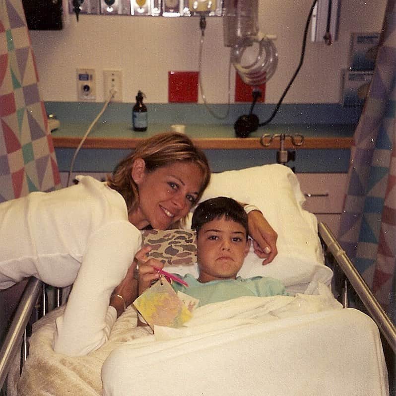 ノア・センティネオのインスタグラム：「Memories 😂 love you momma, with the amount of heart attacks I’ve put you through over the years.. I’m forever indebted」