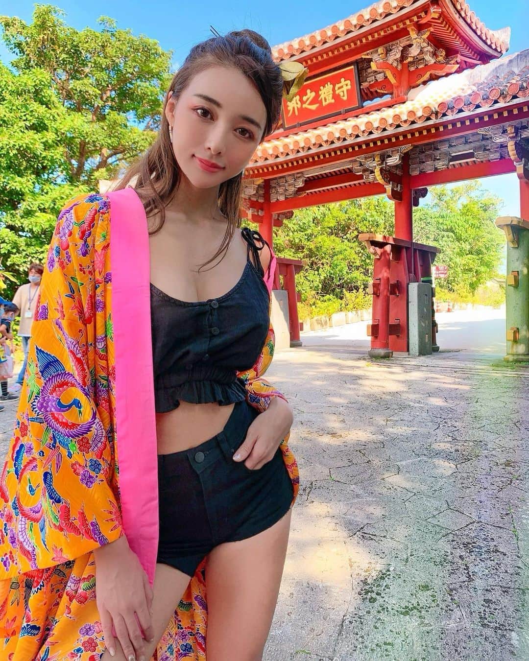 のインスタグラム：「Shuri Castle 🏯🌹 I ate Shuri Soba yesterday, so today I went to Shuri Castle, which is registered as a World Heritage Site. I tried wearing Okinawan costume for the first time!! Colorful and cute, I love it!🌺 . 首里そば食べたからには首里城へ行かねば😇❣️ あれ順番逆だったかな？😳 赤の門とカラフルな琉装がとってもかわいいね🥰🌺 . #shuricastle #shurijo #okinawa #okinawajapan #okinawatrip #worldheritage #japan_of_insta #japan_photo #japaneseculture #worldheritagejapan #japanesecastle #沖縄 #沖縄旅行 #沖縄観光 #首里城 #世界遺産 #琉装 #日本文化」