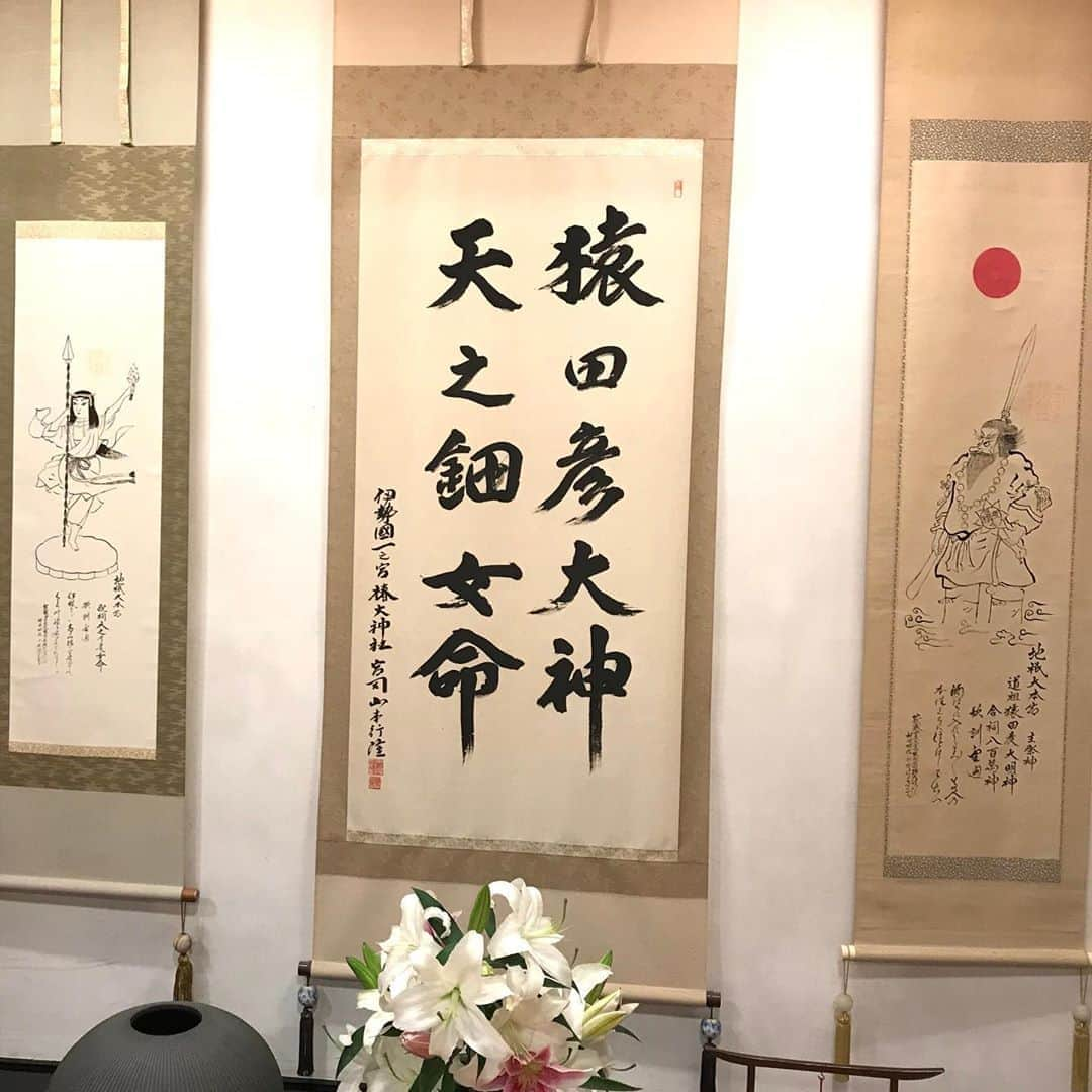 土屋眞弓さんのインスタグラム写真 - (土屋眞弓Instagram)「椿大神社へ  新幹線の楽しみは富士山🗻 いつもこの場所で撮影しちゃいます❣️ 例えばどんなに嫌なことがあっても、富士山見ると癒されます☺️  思うところあって三重県鈴鹿に鎮座する椿大神社に参拝しました🙏 私には縁が深くある神様が祀られており、名古屋から大好きな友人の車で雨の中ドライブ☔️ 椿大神社に到着する頃には小雨になり、参道に足を踏み入れると空気の変化に身が引き締まるのを感じながら玉砂利の心地良い音が響いていました  お酒を奉納し、大切な人たちの幸せをお祈りしてきました 御祈祷して頂いている間にもの凄い雨が降っていましたが、終了した時には雨もやみ、凛とした爽やかな気持ちで椿大神社をあとにしました😊  一番最後の写真は帰りの高速から見えた山の中腹にかかる雲が雲海の様に見え、一緒の撮影で撮った写真です 一緒に行った友人も運転しながら感動していましたので、みなさんにもお裾分け✨✨✨  良い一日のスタートです‼️ この後は大好きなひつまぶし❤️❤️❤️  #椿大神社 #萬幡豊秋津師比売命  #富士山 #猿田彦大神」10月20日 11時15分 - mayumi.vivian