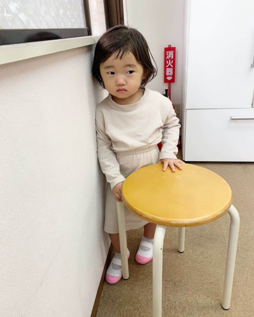 那須久美子のインスタグラム：「ついに始まった英会話スクール✏️  「グッモーニン❗️ハナカー❗️❗️」  ってジャクソン先生が言ったら、  『ちがうよ💢ネモトハナカだよ❗️』  って言ってました🤣💦  #英会話スクール #2歳5ヶ月　#習い事 #英語　#ママ美容師　#女の子ママ #モジモジちゃん　#人見知り #体験が一番楽しかったというスクールに決めました✨ #今日も朝から楽しみにしてたんだよねー✨ #ママは今日は撮影&セミナーです！」
