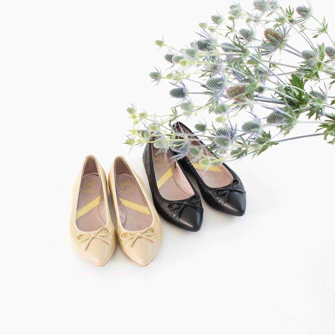 バタフライツイストのインスタグラム：「🌿﻿ BUTTERFLYTWISTSの定番デザインでもあるポインテッドトゥのHOLLY。素材、カラー共にバリエーション豊富なので、どんな季節にも対応します。﻿ ﻿ 【HOLLY(BLK WEAVE/BEG WEAVE)】﻿ 21012B ¥5,400(+tax)﻿ ﻿ #butterflytwists #バタフライツイスト #ポケッタブルシューズ #フラットシューズ #🥿」