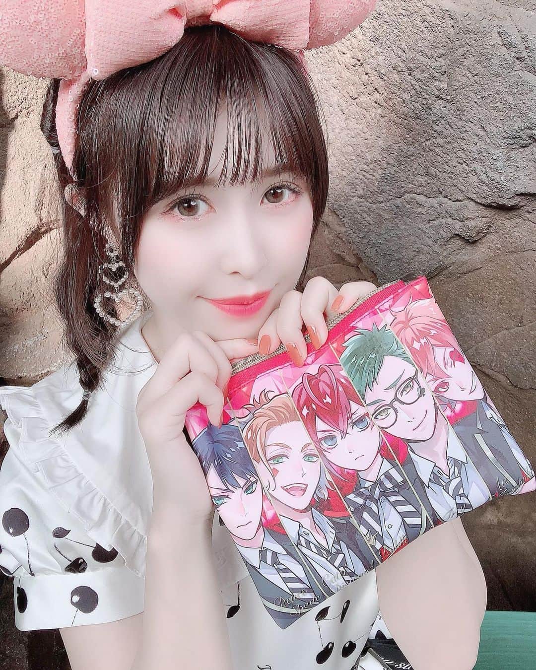のインスタグラム：「東京はぐっと寒くなってるね(>_<)❄️私はもうセーターとか、秋服を通り越して冬服を着てます＼( 'ω')／風邪ひかないように気をつけましょう😷！ . 写真は控えめにツイステグッズをディズニーに持っていってみた私です🐹推しメンがかわいい(*´ω｀*)（リドルくん） . #ディズニー　#ディズニーコーデ #ディズニーシー #ディズニーカチューシャ #ディズニーリゾート #ディズニーランド #ディズニー　#waltdisneyworld #waltdisney #disneysea #disneyland #disney #disneygram #instagood #instalike #instagram #instafashion #instadaily #instaphoto #japan #ツイステッドワンダーランド #ツイステ #followｍe #follower #フォローミー #自撮り　#自撮り女子 #自撮り界隈」
