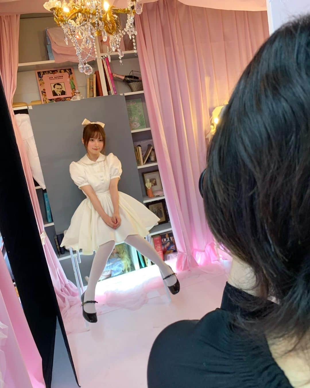 のインスタグラム：「💛 . . さぁ！ そろそろ2021年カレンダーの 発売が迫ってきました！ . . 14.7cm というタイトルのように 私が色んなところに 入ったりしているんです😏 . . いつも小さいですけど このカレンダーの私は もっと小さいです！笑 . テレビ電話サイン会も ぜひ参加してくださいね！ 👇こちらから https://twjbooks.stores.jp/items/5f5b5da207e16313f0468166 . . #calendar #2021 #ribbon #white」