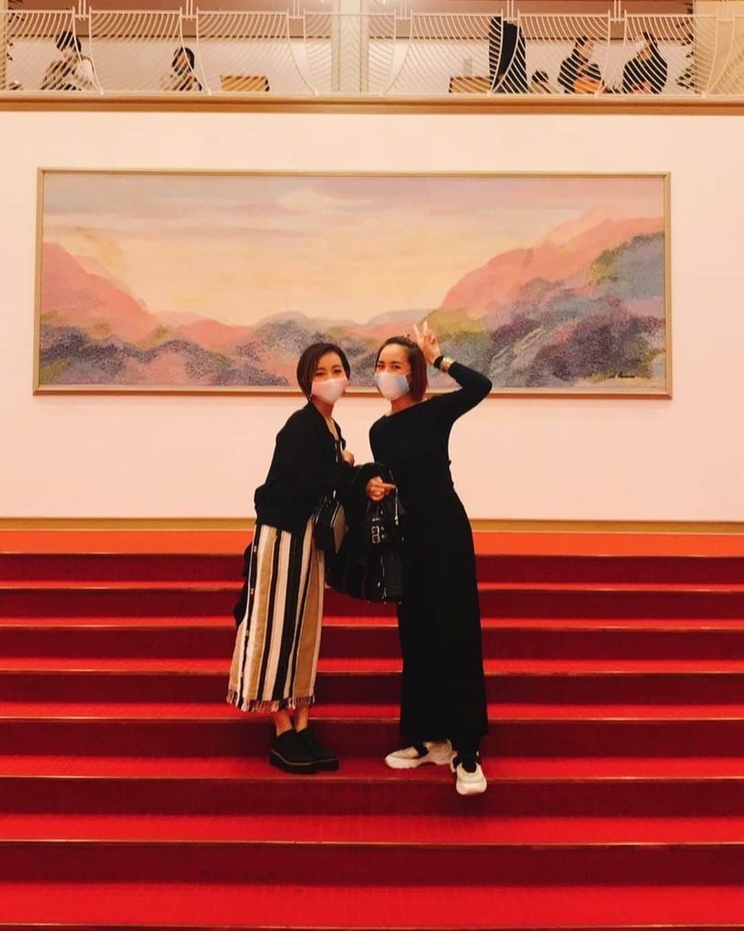 貴千碧のインスタグラム：「見てる人に「夢」と「感動」を与えてくれる場所🌈🌈 本当にその通りだと思います。 2月以降見ることの出来なかった舞台。 色々なものとたたかいながらも目の前の「今」に全力をかけている皆。めちゃめちゃ輝いてた✨✨ 本当ーに最高の舞台だった‼️✨✨✨✨ みんな舞台を大切にしてた😌ガンガン伝わってきた。 舞台からもお家に帰ってからもみんなの「愛」をてんこ盛りもらって、胸がいっぱい。 あー！直接感想を伝えたいっ‼️  . . #大好き　な#月組 のみんな 一人一人の良いところを語ると何十分でも語れる自信があります✊#ピガール狂騒曲 #welcometotakarazuka #珠城りょう ちゃん率いる月組#咲希あかね　　　姉さんとお世話になってる#友菜 と😄✌️たまの貴重なお揃いマスクを頂いて早速つけた😆 そして…教え子のみんな‼️初舞台、本当に本当におめでとう‼️‼️✨私も観ながら2005年の当時を思い出しました💓 #エンターテイメント　はなくてはならない#心の栄養 最高の舞台をありがとう❣️」