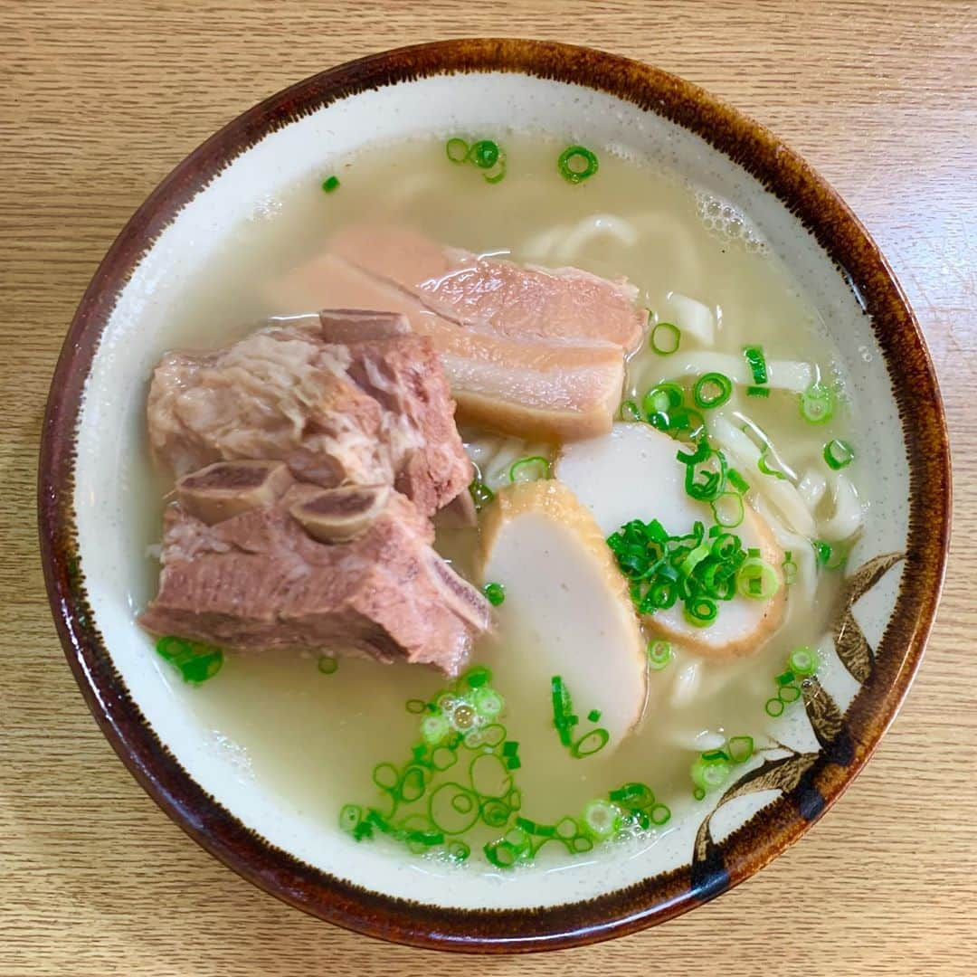 白鳥雪之丞さんのインスタグラム写真 - (白鳥雪之丞Instagram)「沖縄初日ランチ😊🍜🍣  #お得セット #大東そば #三枚肉 #ソーキ入りそば #大東寿司 #元祖大東ソバ #那覇 #沖縄」10月20日 11時36分 - yukinojoeshiratori