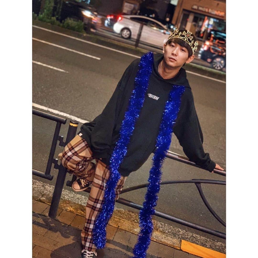 須賀健太のインスタグラム：「おはようございま須賀健太🌞 あっという間に誕生日終わりました。笑  この場を借りて… たくさんのお祝いコメントありがとうございました！🎂  ここからまた364日間、 普通で特別な1年を過ごしていきたいと思います。  …なんなんこいつ。」