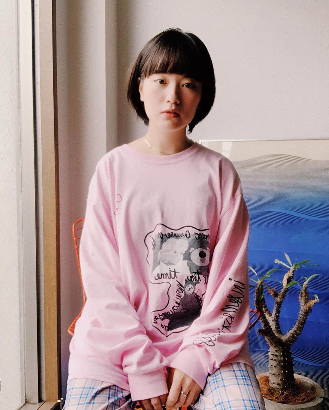 のインスタグラム：「私が今1番大好きなイラストレーターさん、 @norahi ちゃんのTシャツ🥺💗  緊急事態宣言中はnorahiちゃんの絵をひたすら模写したりしてたの懐かしいなぁ💭  パンツは　@dear_sisterhood 💗全身ピンクコーデはかなりすきでときどきしてしまう。」