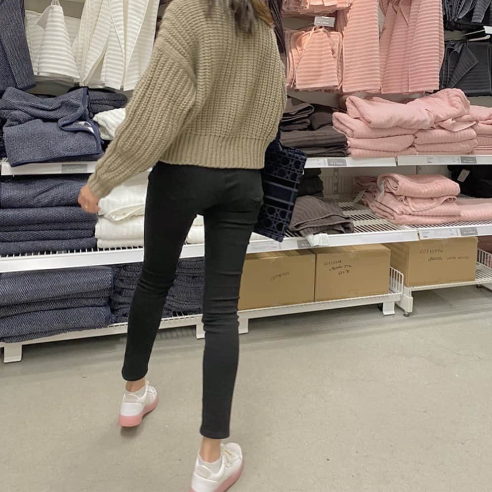のインスタグラム：「. きのうの服装みたい‼︎ときていたのでめちゃくちゃラフだけど🥺🤎 順調に脚の浮腫みとれてて良い感じ。 (脚浮腫み解消方法はハイライトに載せてるよん) このまま脚痩せうまくいったら 自分へのご褒美にスキニーでも買おうかな🤫  . #ダイエット #というより身体調整時期 #まなきょうふく #ファッション #コーデ #韓国ファッション #脚やせ #浮腫み解消 #ゆるコーデ #H&M #ザラジョ #ザラコーデ #ユニクロ #ユニクロコーデ」