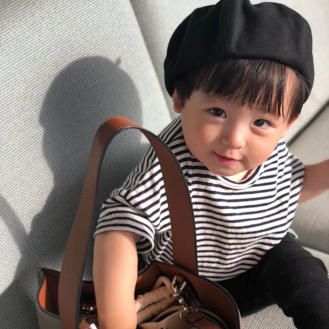 のインスタグラム：「. 千ちゃん1歳4ヵ月、、、🥺🧡 色んなことが分かる様になってきて 意思疎通も凄い出来る様になって、、、涙 すごいね千ちゃん🥺 はーい🙋🏻‍♂️がとにかく可愛いくって ゆうしんと何度も 〇〇の人〜？？ってきいてごめんね😂 毎日可愛いくて愛おしさが増していくので いよいよ私、破裂するんちゃうかな。💣 . . #1歳4ヶ月 #千ちゃんの記録」