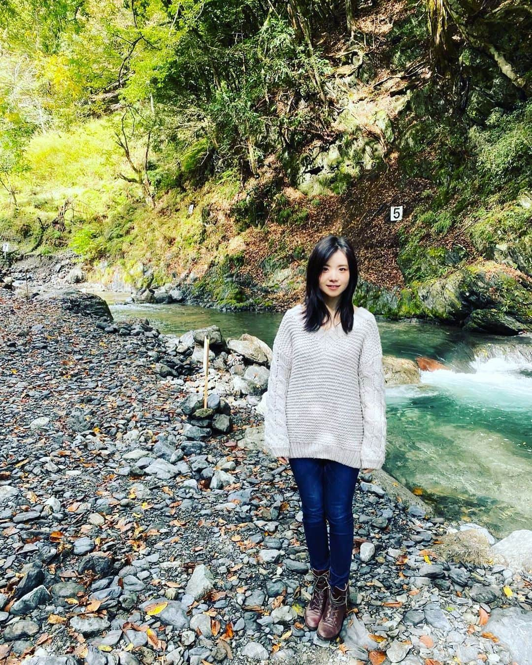 葉山柚子さんのインスタグラム写真 - (葉山柚子Instagram)「綺麗な川〜🧚🏼‍♀️🌿 #妖精いました #奥多摩」10月20日 12時02分 - hayama_yuko