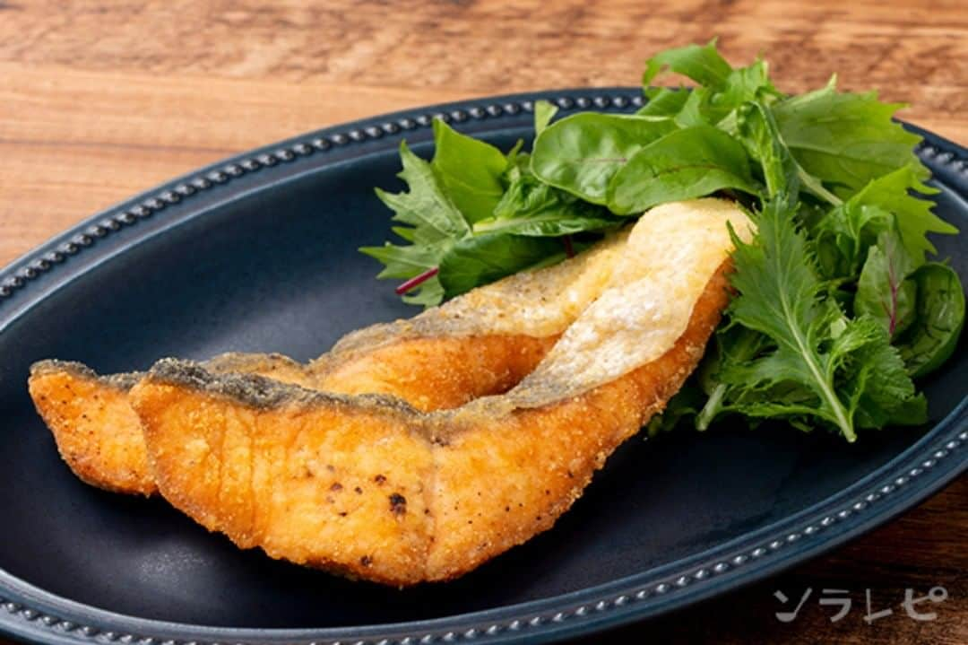 ソラレピのインスタグラム：「サーモンのチーズ揚げ Fried salmon cheese . 旬のサーモンを使ったレシピです✨ チーズの風味が食欲をそそる一品です😍💕 . 【材料】<2人分> サーモン・・・200g 塩・・・1g 胡椒・・・少々 粉チーズ・・・8g 薄力粉・・・9g 油・・・8g . レシピの詳細はソラレピアプリでチェック @solarepi のリンクからDLできます ソラレピ献立の写真投稿も #ソラレピ でお待ちしてます♪ . #solarepi #food #recipe #レシピ #cooking #料理 #instafood #簡単料理 #簡単レシピ #献立 #menu #japanesehomecooking #japanesefood #yummy #foodporn #foodstagram #homecooking #deristagrammer #クッキングラム #おうちごはん #サーモン #salmon #チーズ #cheese #旬」