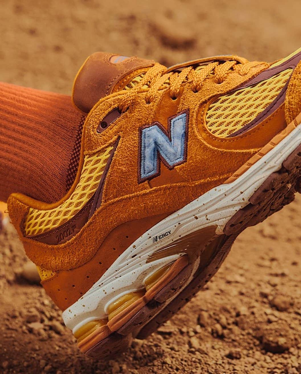 I.T IS INSPIRATIONさんのインスタグラム写真 - (I.T IS INSPIRATIONInstagram)「“Peace be the journey”, @newbalance has teamed up @salehebembury and released the ML2002R with the shades of orange and blue representing the earthy tones discovered in the great outdoors. - Inspired by the palette of Antelope Canyon — a slot canyon located in the American Southwest, Arizona — the full sneaker has been unveiled, showcasing vibrant colors that have been reflected by a depth in suede and a variety of textures throughout the shoe. Raffle is on. Follow @i.tpost @exi.tofficial for more details. - #ITHK #ITisInspiration #sneakerdrop #newbalance #salehebembury #sneakerhead 📷 @bodega @jatecson」10月20日 11時57分 - ithk