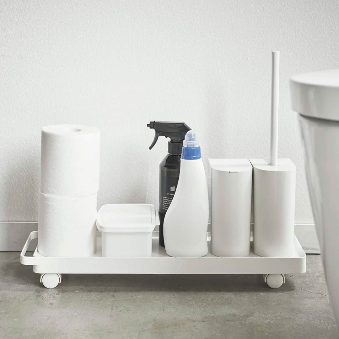 yamazaki_japanさんのインスタグラム写真 - (yamazaki_japanInstagram)「トイレ横の隙間のデッドスペースを有効活用！「スリムトイレ収納ワゴン タワー」のご紹介です。 . トイレットペーパーなどのトイレ用品をまとめて一括収納できるワゴンです。 トイレ用洗剤、サニタリーボックス、掃除ブラシ等様々なものを載せて、 動かすことができるのでお掃除の時にも邪魔になりません◎ . トイレだけでなく、洗濯機横にもオススメ。ランドリーボトルなどの洗濯用品やバス用品のストックを置くのに便利です。 . 幅が約15cmとスリムな設計なので、置く場所を選ばずお使いいただけます。 . ■SIZE:約W15×D52×H6.5cm ■耐荷重：約5kg　■内寸　約W14.5×D49.5cm . --------------------------------- 山崎実業のコラムサイト「Simple Life Lab.」も運営中◎ 暮らしのアイデアや、漫画ヤマクマちゃんなど様々なコンテンツが掲載されています。 是非ご覧ください。 https://www.yamajitsu.co.jp/lab/ --------------------------------- . #home#tower#トイレ#トイレ収納#ランドリー#ランドリー収納#ワゴン#トイレ掃除#トイレットペーパー収納#暮らし#丁寧な暮らし#シンプルライフ#おうち#シンプル#モダン#便利#おしゃれ #雑貨 #yamazaki #山崎実業 #トレー収納 #トレースタンド」10月20日 11時59分 - yamazaki.home.channel