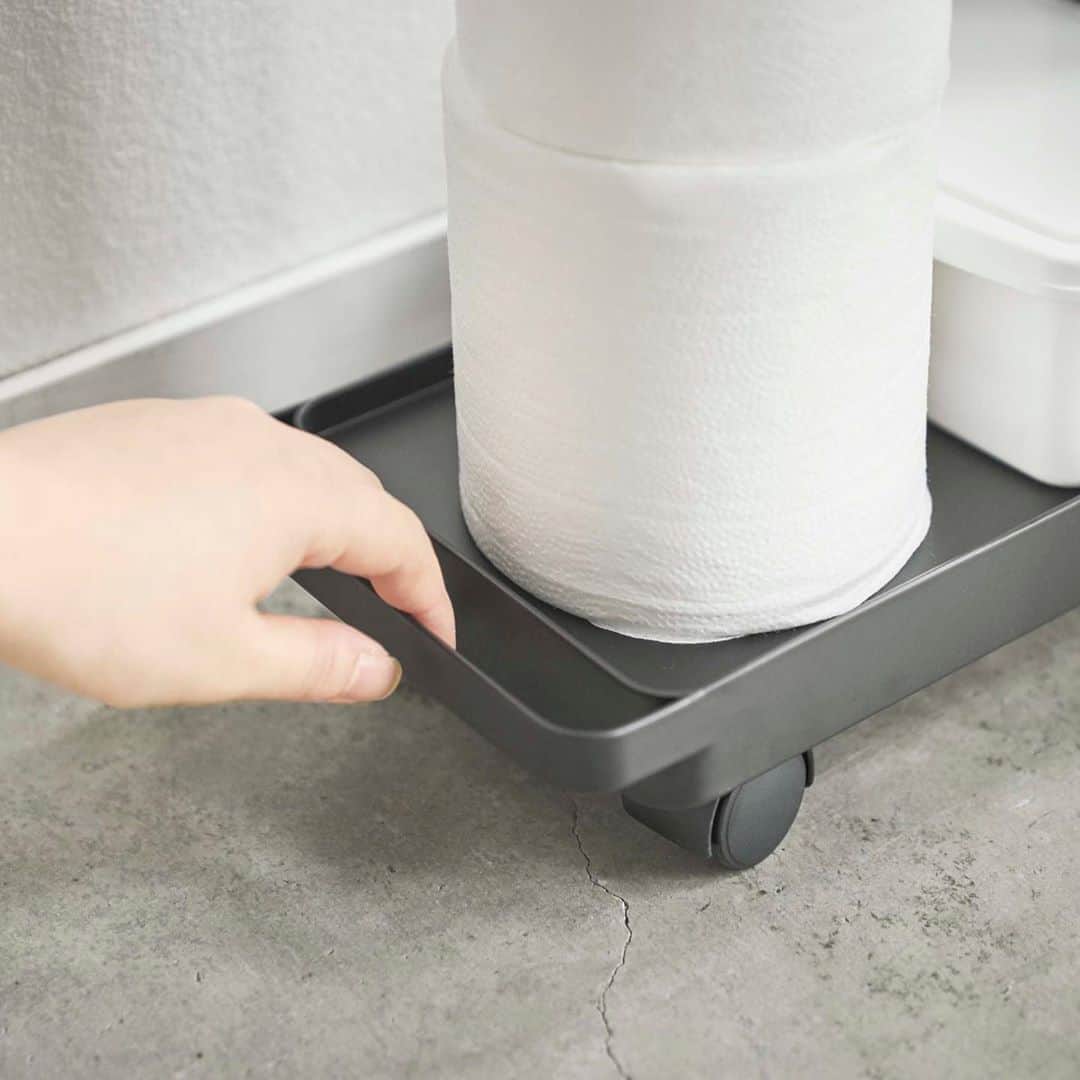 yamazaki_japanさんのインスタグラム写真 - (yamazaki_japanInstagram)「トイレ横の隙間のデッドスペースを有効活用！「スリムトイレ収納ワゴン タワー」のご紹介です。 . トイレットペーパーなどのトイレ用品をまとめて一括収納できるワゴンです。 トイレ用洗剤、サニタリーボックス、掃除ブラシ等様々なものを載せて、 動かすことができるのでお掃除の時にも邪魔になりません◎ . トイレだけでなく、洗濯機横にもオススメ。ランドリーボトルなどの洗濯用品やバス用品のストックを置くのに便利です。 . 幅が約15cmとスリムな設計なので、置く場所を選ばずお使いいただけます。 . ■SIZE:約W15×D52×H6.5cm ■耐荷重：約5kg　■内寸　約W14.5×D49.5cm . --------------------------------- 山崎実業のコラムサイト「Simple Life Lab.」も運営中◎ 暮らしのアイデアや、漫画ヤマクマちゃんなど様々なコンテンツが掲載されています。 是非ご覧ください。 https://www.yamajitsu.co.jp/lab/ --------------------------------- . #home#tower#トイレ#トイレ収納#ランドリー#ランドリー収納#ワゴン#トイレ掃除#トイレットペーパー収納#暮らし#丁寧な暮らし#シンプルライフ#おうち#シンプル#モダン#便利#おしゃれ #雑貨 #yamazaki #山崎実業 #トレー収納 #トレースタンド」10月20日 11時59分 - yamazaki.home.channel