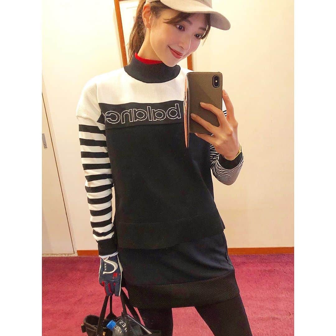西山真以のインスタグラム：「* モノトーンのゴルフウェアが新鮮🖤 最近は @newbalancegolf_japan  が好みで、写ってないけどシューズもNew balance ♪👟 気持ちのいい気候で秋はゴルフが最高に楽しい✨⛳️🍁 . #golfday  #golf #ゴルフ #golfwear #ゴルフウェア #newbalancegolf  #jackbunny @jackbunny_official」