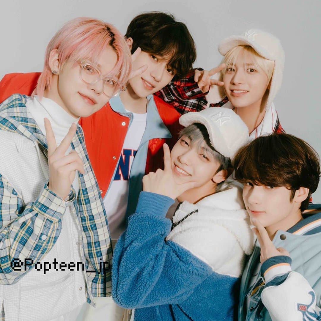 のインスタグラム：「Popteen12月号ビックニュース‼️🇰🇷  韓国のボーイズグループ 『TOMORROW X TOGETHER』がPopteen12月号にカムバック💗 3月号ぶり、2回目の登場です🥺✨  今回は、メンバーに近況や10月26日発売のニューアルバムについてオンラインでインタビューしたよ🎶  そしてなんと❣️ TOMORROW X TOGETHERのA3両面ポスターつき！👏 Popteen12月号を楽しみにしててね〜💖 #Popteen#12月号#tomorrowxtogether#韓国#ポスター#オンライン#インタビュー#ニューアルバム」