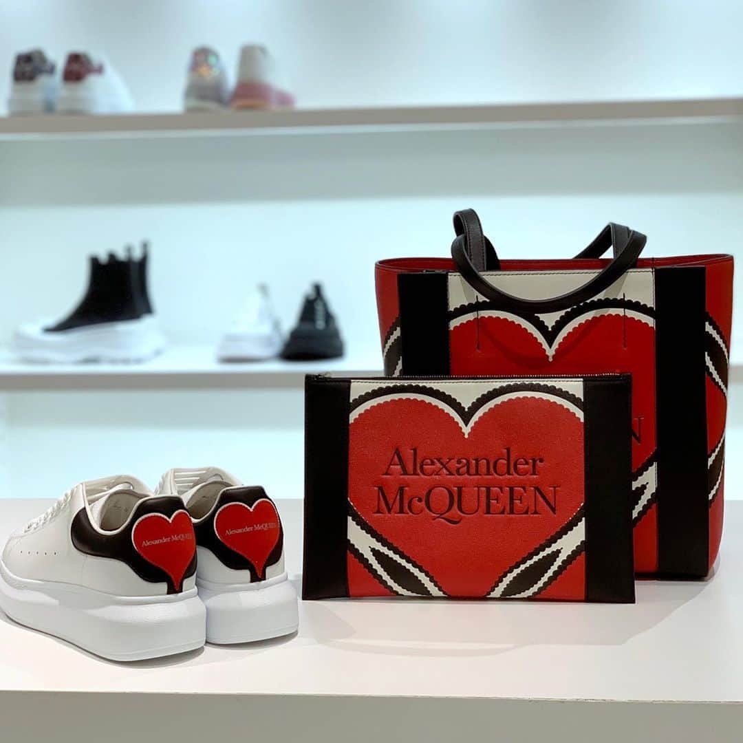 のインスタグラム：「Alexander McQueen AW2020 At 4F Shoes Gallery #Hankyu #HANKYUMODE #umedahankyu #阪急うめだ本店 #うめだ阪急 #阪急百貨店 #osaka #umeda #mode #アレキサンダーマックイーン #aw2020 #ブーツ #チェルシーブーツ #スニーカー」