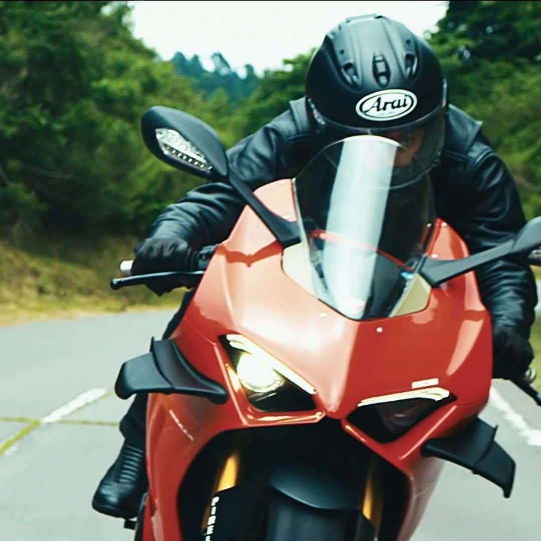 Ducati Japanさんのインスタグラム写真 - (Ducati JapanInstagram)「「パニガーレV4はフレームがしなやかで、サスペンションのバネレートも下げられている。その車体のしなやかさをワインディングでも感じられる。」 ジャーナリスト・小川勤  #ドゥカティ #ドゥカティいいじゃん #パニガーレV4 #TheScienceOfSpeed #バイク #バイクのある生活 #バイクのある風景 #motorcycle #bike #ツーリング」10月20日 12時00分 - ducatijapan