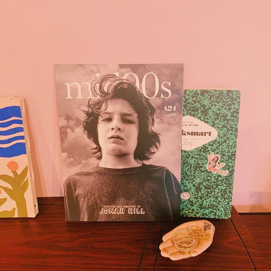 のインスタグラム：「映画のパンフを集めるという文化を友達から教えてもらった🌷  最っっっ高〜！と思った映画のパンフはこれから買うことにしようと思った。  あと、レコードも！サブスクで聴いてるだけじゃいつか忘れていっちゃいそうで…。  その季節のNo.1ヘビロテ音楽はレコードを買うようにしたいなぁ。  そうしたらきっと、部屋がもっともっと強くなって私の毎日を守ってくれる。」