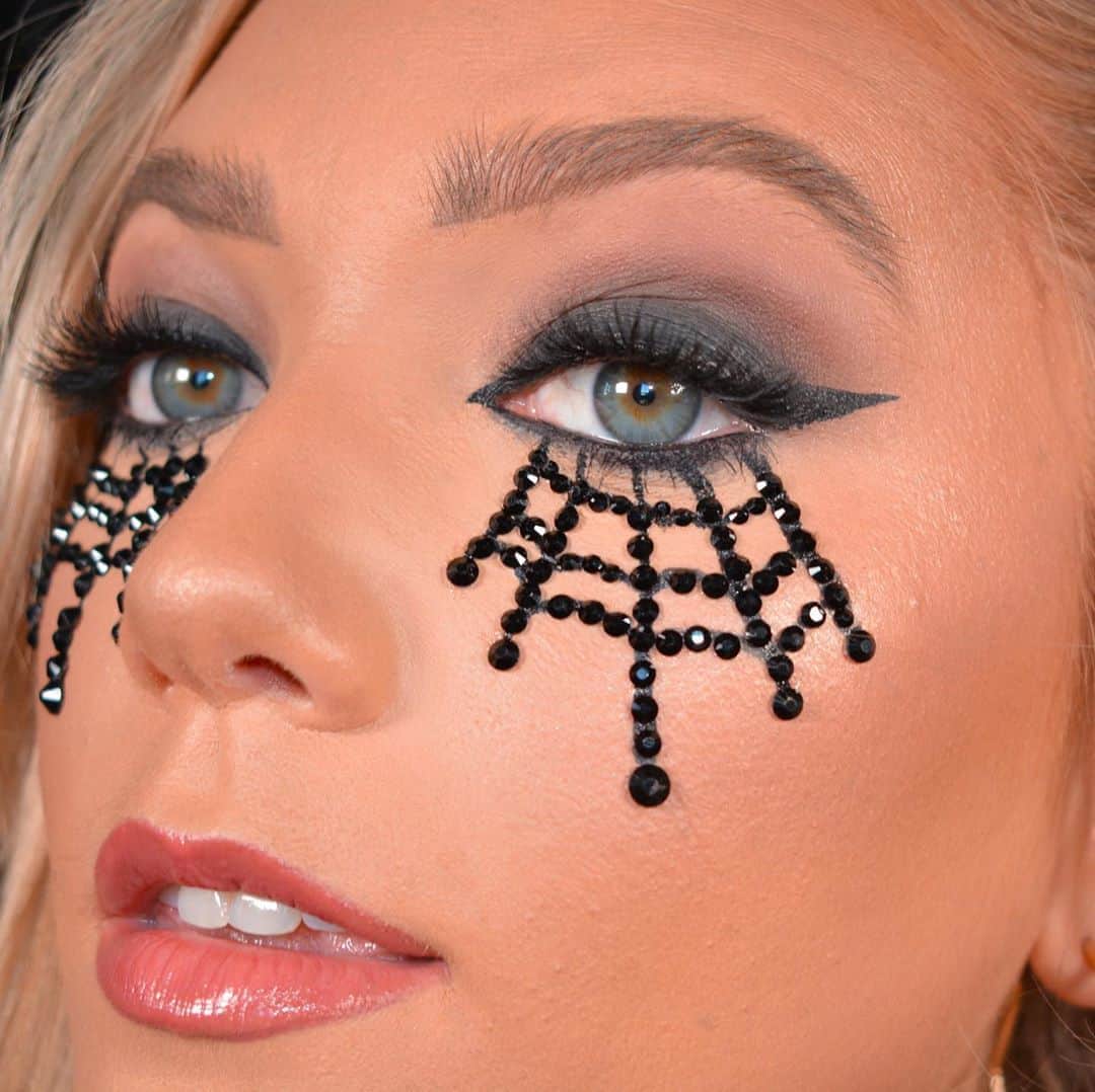 Tarte Cosmeticsさんのインスタグラム写真 - (Tarte CosmeticsInstagram)「Talk about spidery lower lashes 😂🕸 Head to our tutorials IG highlights to learn how to create this easy #Halloween look for your virtual parties! Inspo: @joannawindrammua & @eeerinr #crueltyfree #Halloweenmakeup」10月20日 12時04分 - tartecosmetics