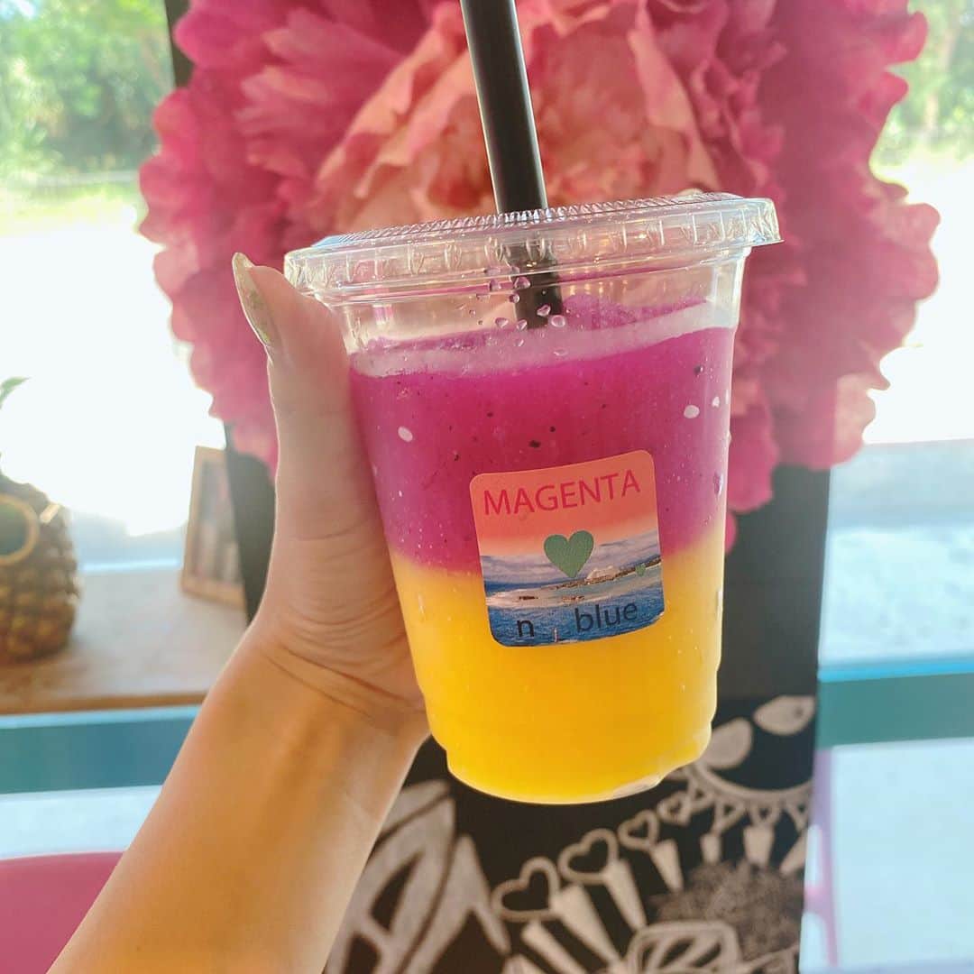 舞香さんのインスタグラム写真 - (舞香Instagram)「恩納村のかわいいジュース屋さん❤️  沖縄はハワイ感を感じられるところが沢山あって楽しい🌺  #沖縄旅行  #タビジョ  #スムージー  #okinawa  #インスタ映えスポット  #まるでハワイ  #旅行好きな人と繋がりたい  #女子旅」10月20日 12時05分 - maika.mahou