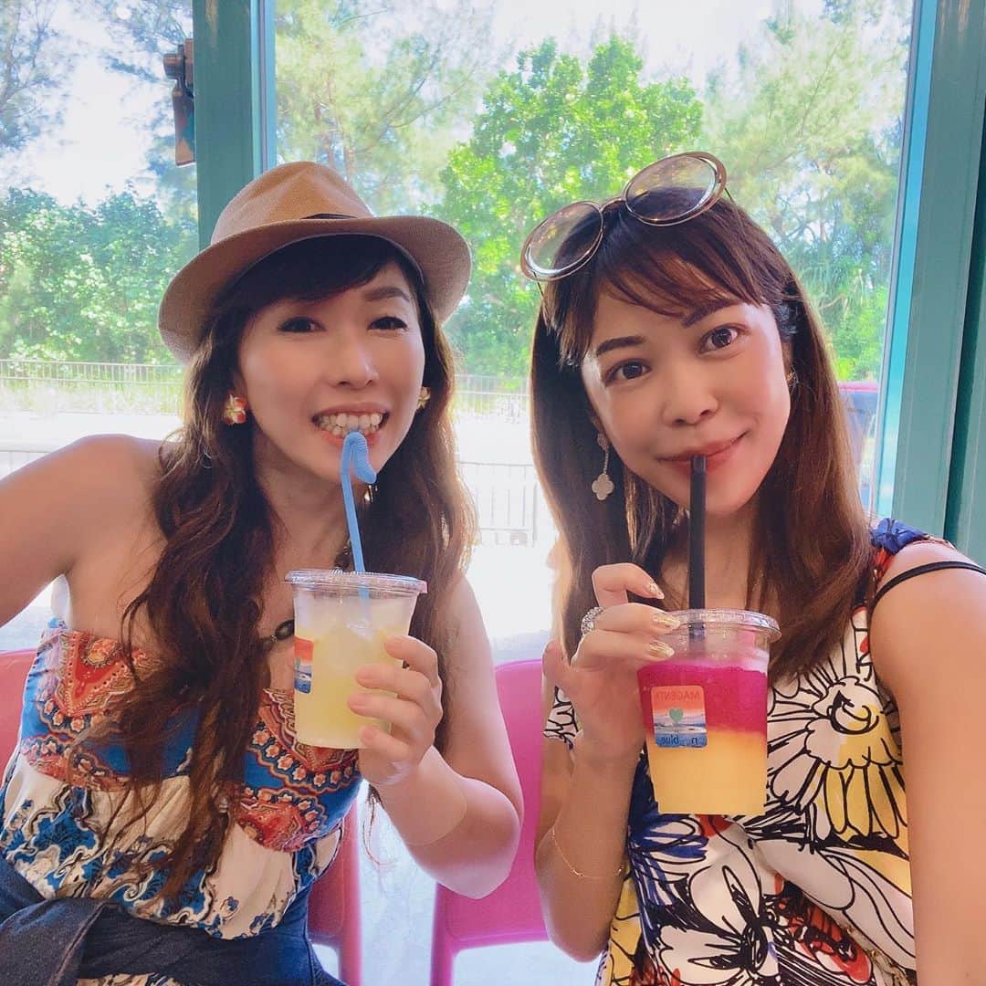 舞香さんのインスタグラム写真 - (舞香Instagram)「恩納村のかわいいジュース屋さん❤️  沖縄はハワイ感を感じられるところが沢山あって楽しい🌺  #沖縄旅行  #タビジョ  #スムージー  #okinawa  #インスタ映えスポット  #まるでハワイ  #旅行好きな人と繋がりたい  #女子旅」10月20日 12時05分 - maika.mahou