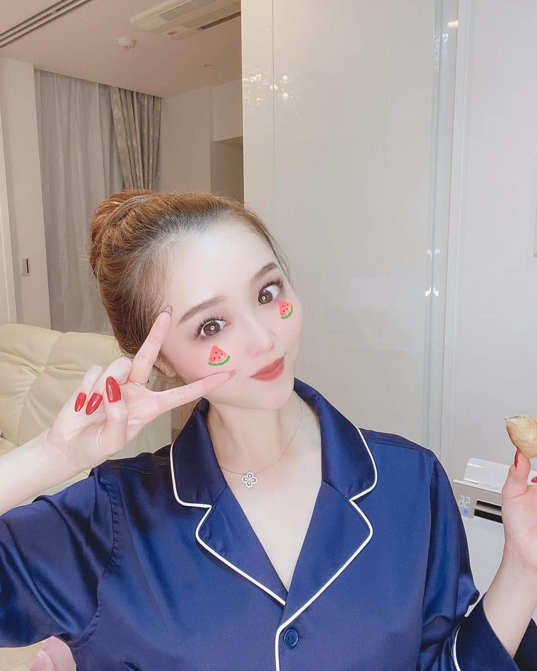 石田安奈のインスタグラム：「今日も頑張ろう❤️ 夜な夜な食べたシュークリームアイス🤥💖  #ravijour #パジャマ　#ワンピース　#東京　#おやつ #gym」