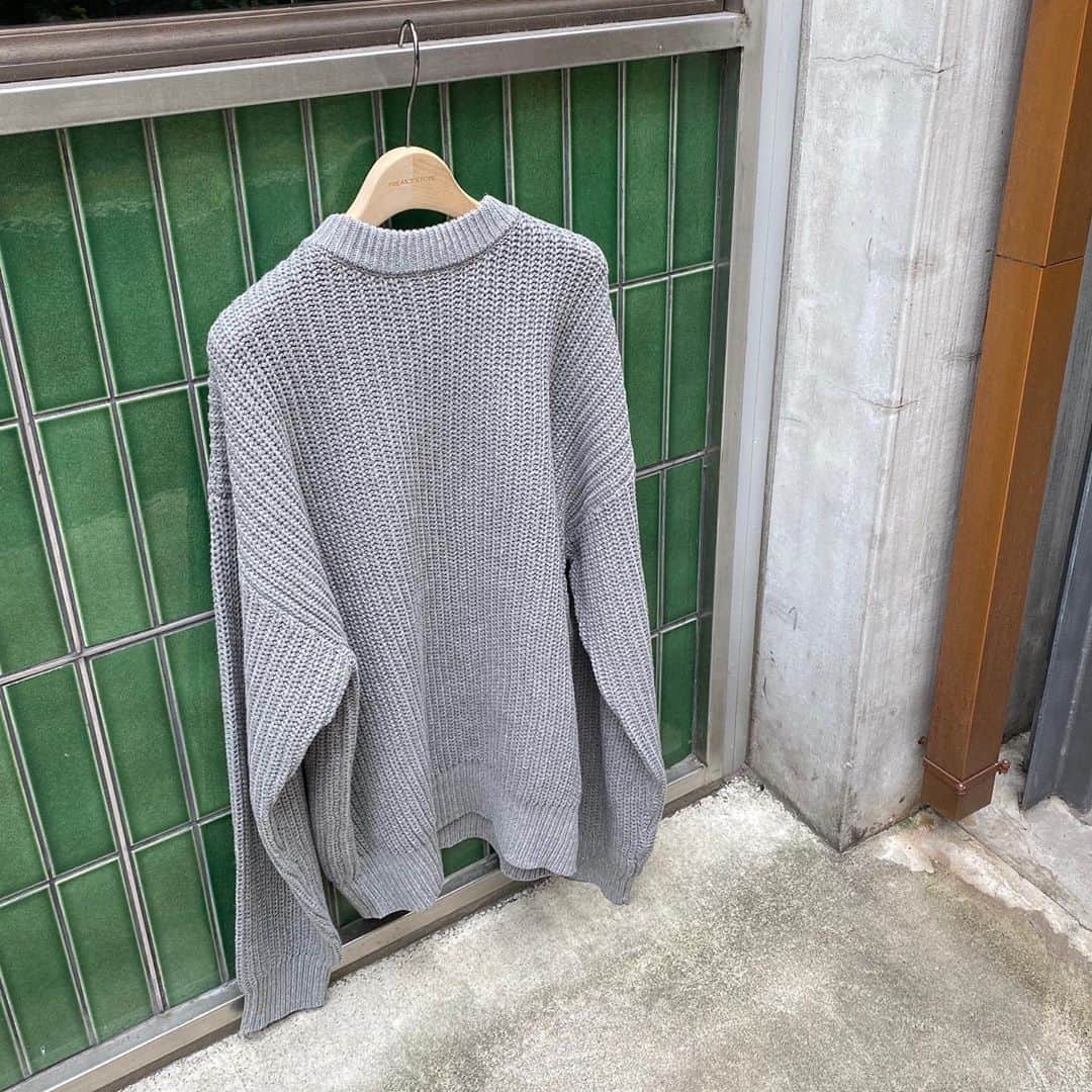 のインスタグラム：「【WOMEN’S ITEM 】  -ざっくりとした編み地のローゲージニット-  ゆったりとしたサイズ感でレイヤードスタイルにもおすすめなニット。ヒップまでかかるほどの着丈で細身のボトムとも好相性。シンプルなデザインで1枚あると便利なアイテム。  FREAK'S STORE 片畔クルーネックニットプルオーバー【WEB限定】 問い合わせ番号:‪ 63288800240 価格:¥3,630(+tax)  ▶︎画像をタップして商品情報をチェック！   #freaksstore #フリークスストア #freaksstore20fw」