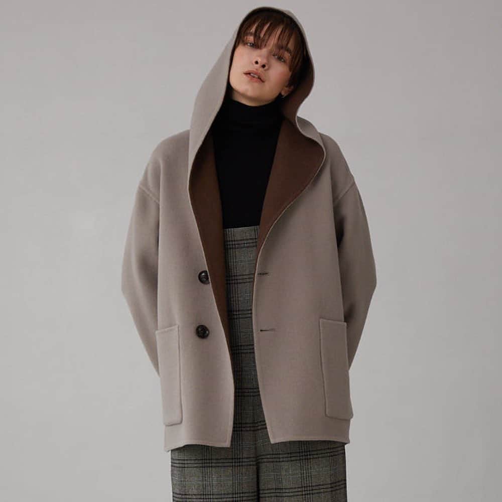 のインスタグラム：「LE GLAZIK WOOL NYLON MOSSA SHORT COAT ￥34,000+tax . リバーシブルで着用可能なショートコート。 . つなぎのない身頃続きのフードデザインは、ミニマルかつ洗練された佇まい。 上品さをキープした適度なルーズシルエットが、ニュアンス感のある着こなしを叶えます。 . #leglazik #20AW #bshop #bshop_onlinestore」