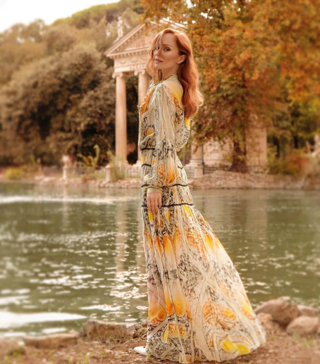 ロッテ・ヴァービークさんのインスタグラム写真 - (ロッテ・ヴァービークInstagram)「Ginger season in bloom 🧡   Throwback to our shoot in Rome   Photo @evemagri  Styling @wowgue  Dress @korecollections  Make up @elenasofiamakeup  #gingersnaps #autumncolors🍁 #fallhaircolor」10月20日 12時21分 - lotteverbeek