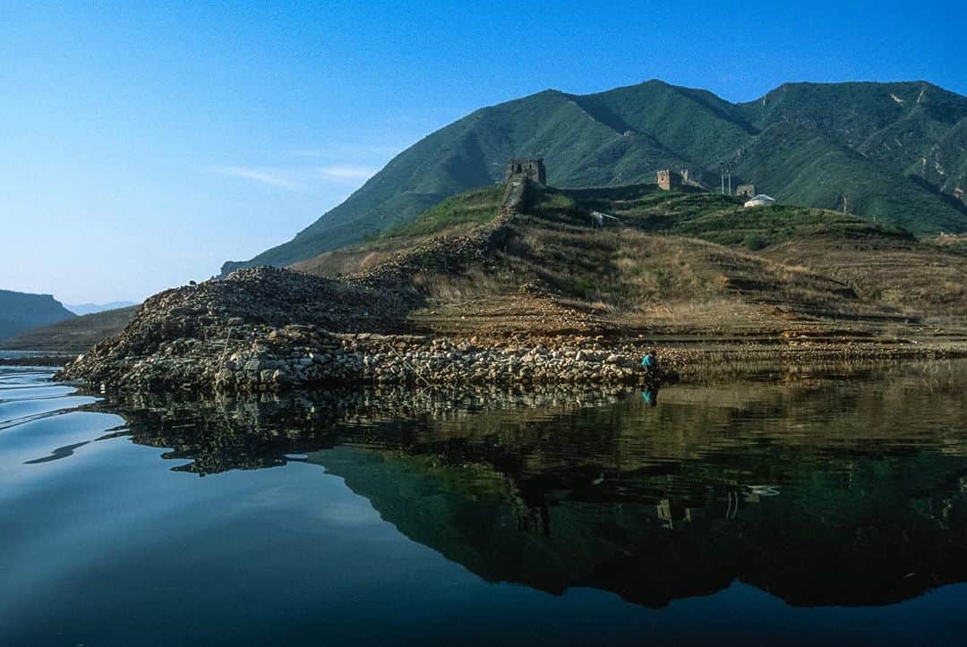 Michael Yamashitaさんのインスタグラム写真 - (Michael YamashitaInstagram)「Great Wall meets water in Panjiakou reservoir. The reservoir was created after the Luan River was dammed in the late 1970’s, submerging sections of wall and turning farmers into fishermen. In times of drought, more wall is exposed as the lake level drops. Fishermen cast their nets over the submerged sections as the wall acts like an artificial reef attracting the fish stocked in its waters. The Panjiakou reservoir supplies water to the province of Tianjin.  #panjiakou #panjiakoureservoir #greatwall #greatwallofchina」10月20日 12時21分 - yamashitaphoto