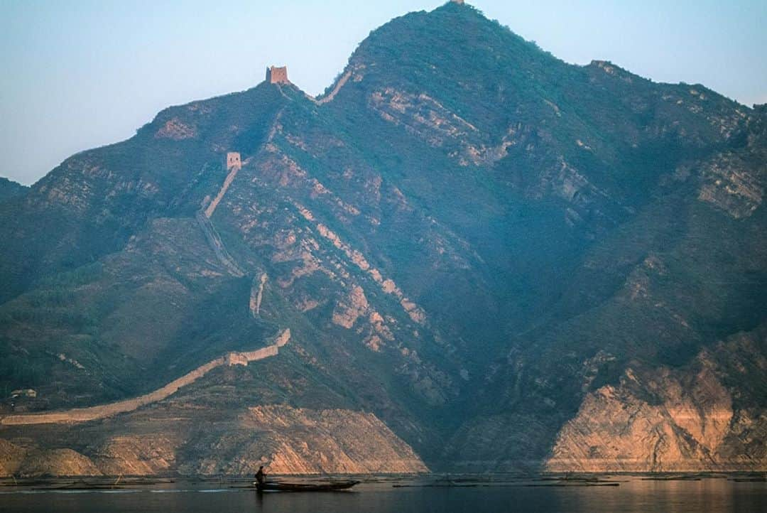 Michael Yamashitaさんのインスタグラム写真 - (Michael YamashitaInstagram)「Great Wall meets water in Panjiakou reservoir. The reservoir was created after the Luan River was dammed in the late 1970’s, submerging sections of wall and turning farmers into fishermen. In times of drought, more wall is exposed as the lake level drops. Fishermen cast their nets over the submerged sections as the wall acts like an artificial reef attracting the fish stocked in its waters. The Panjiakou reservoir supplies water to the province of Tianjin.  #panjiakou #panjiakoureservoir #greatwall #greatwallofchina」10月20日 12時21分 - yamashitaphoto