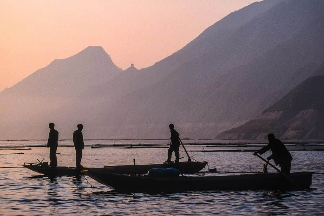 Michael Yamashitaさんのインスタグラム写真 - (Michael YamashitaInstagram)「Great Wall meets water in Panjiakou reservoir. The reservoir was created after the Luan River was dammed in the late 1970’s, submerging sections of wall and turning farmers into fishermen. In times of drought, more wall is exposed as the lake level drops. Fishermen cast their nets over the submerged sections as the wall acts like an artificial reef attracting the fish stocked in its waters. The Panjiakou reservoir supplies water to the province of Tianjin.  #panjiakou #panjiakoureservoir #greatwall #greatwallofchina」10月20日 12時21分 - yamashitaphoto