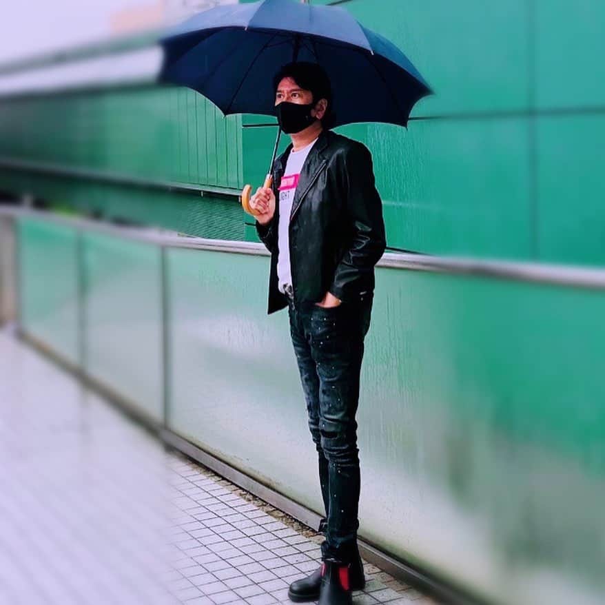 川崎麻世さんのインスタグラム写真 - (川崎麻世Instagram)「別にレインブーツじゃないけど、雨の日はこのブーツを履いてしまう😂 革製なのに💦  #雨の日 #レインブーツ #川﨑麻世 #川崎麻世」10月20日 12時23分 - mayokawasaki