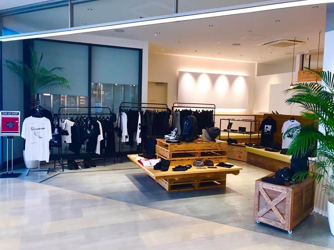 のインスタグラム：「POP UP SHOP TOUR in沖縄、初日です!! 店頭にて皆様のご来店をお待ちしておりますので宜しくお願い致します😊🏬🕴  TEARS OF SWAN POP UP SHOP TOUR 2020 in OKINAWA  DAY:2020.10/20(tue)〜10/26(mon) TIME:10:00〜21:00 SHOP:那覇オーパ PLACE:沖縄県那覇市泉崎1丁目20番1号 カフーナ旭橋A街区2階 TEL:03-6303-2056(お問い合わせ/Tears of Swan atelier shop) WEB: https://www.opa-club.com/naha  @tears_of_swan #tearsofswan @naha_opa  #那覇オーパ  #那覇 #沖縄」