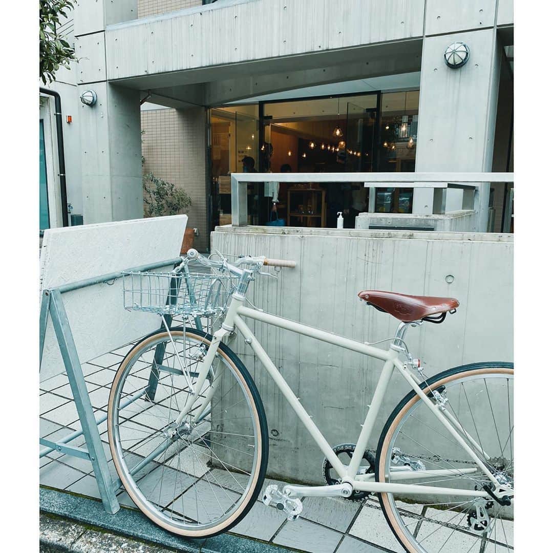 高山都さんのインスタグラム写真 - (高山都Instagram)「念願の愛車が完成しました。 いまんところ、世界でひとつだけの自分だけの自転車。 イメージは「ライフ・イズ・ビューティフル」みたいなのを作りたい！と @bluelug_kamiuma に行って、フレーム選び(SURLYにしました)色も決めて塗装し、タイヤ、サドル、ハンドル、ペダル…小さなライトまで、細かいパーツもひとつずつイメージ膨らませて、バランス考えて決めていきました。 車も持ってないし、ほんとうに初めての愛車と呼べる存在。 とても気に入ってます。 店長の谷さんが、とても真摯に相談乗ってくれたおかげで、イメージ以上のものが作れたなーと思っています。 自転車は持ち主を表すと、よく言うそうです。 どうなんだろ、これとワタシ、通ずるところあるのかなー。 お買い物とか近くのスタジオとか、これから移動手段のひとつとしても使っていこう。 もちろん、撮影の小道具としても。 大切に、そんで安全運転で付き合っていこうと思います。  1年前に、撮影で行ったポートランドで乗ったのが、ロードバイク初体験。 あの時は、ぼんやりと自転車欲しいなーなんて思ってたけど、まさか1から作ることになるなんて、想像以上の展開になった今年。 なかなか面白いなー。」10月20日 12時27分 - miyare38
