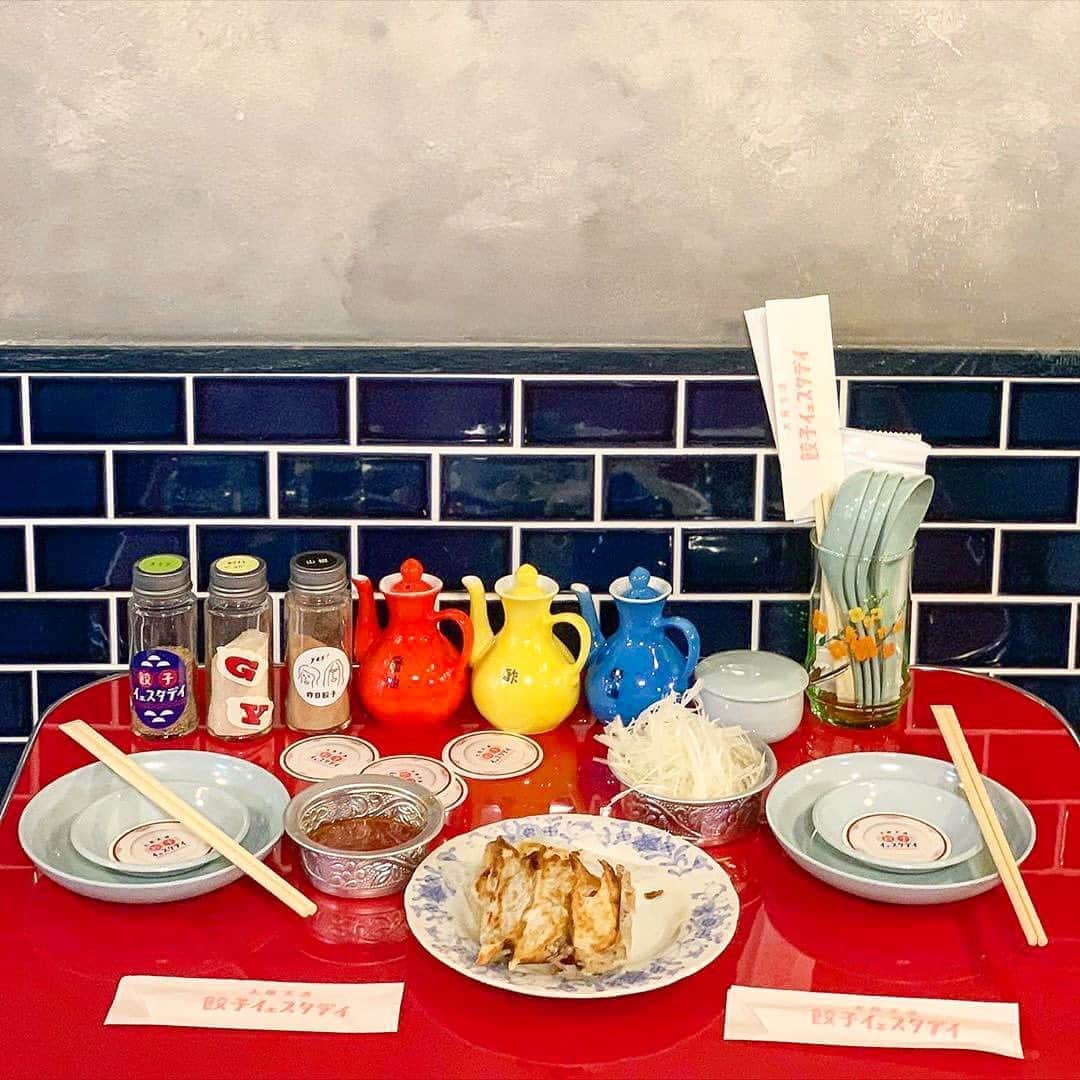 のインスタグラム：「ここの餃子毎日食べたい♡﻿ 大阪の最新餃子専門店をチェック♪﻿ ﻿ ﻿ 大阪・天満駅から徒歩3分にある「餃子イェスタデイ」は、今年の9月18日（金）にオープンしたばかりの餃子専門店。 ﻿ ﻿ ﻿ ポップでカラフルな小物で溢れた店内は、餃子屋さんとは思えないほどおしゃれなんです♪﻿ ﻿ ﻿ お店で食べられる餃子はニンニクを使っていないので、気にせずパクパク食べれちゃいますよ♡﻿ ﻿ ﻿ ニンニク不使用ですがしっかりコクがあって美味しいとお客さんからも絶賛なんだそう！﻿ ﻿ ﻿ 定番の焼き餃子を楽しんだあとは、特製のタレと薬味をかけてカスタマイズ餃子を楽しむことも◎﻿ ﻿ ﻿ その他にも一品料理やおつまみなど美味しいメニューが豊富にあります♪﻿ ﻿ ﻿ また2階にワインサーバーがあり、ワインをセルフサービスで飲めるので、お酒好きの方も必見です！﻿ ﻿ ﻿ ぜひチェックしてみてくださいね！﻿ ﻿ ﻿ 【餃子イェスタデイ】﻿ 住所：〒530-0041﻿ 大阪市北区天神橋5-1-5﻿ TEL：06-6353-2568﻿ 営業時間：13:00～24:00（ラストオーダー23:00） ﻿ 定休日：不定休﻿ ﻿ ﻿ photo by﻿ @ma.riiiii_____co﻿ @_____.m.g﻿ ﻿ ﻿ #isuta #イスタ #isutapic﻿ #isutacafe #カフェ巡り #おしゃれカフェ﻿ #カフェスタグラム #大阪餃子 #大阪グルメ ﻿ #大阪カフェ #cafe #餃子イェスタデイ ﻿ #大阪天満 #天満餃子 #大阪居酒屋 ﻿ #cafestagram #カフェ #カフェ好き ﻿ #おしゃれ居酒屋 #ぎょうざ #大阪巡り﻿ #お洒落な人と繋がりたい ﻿ #カフェ好きな人と繋がりたい」