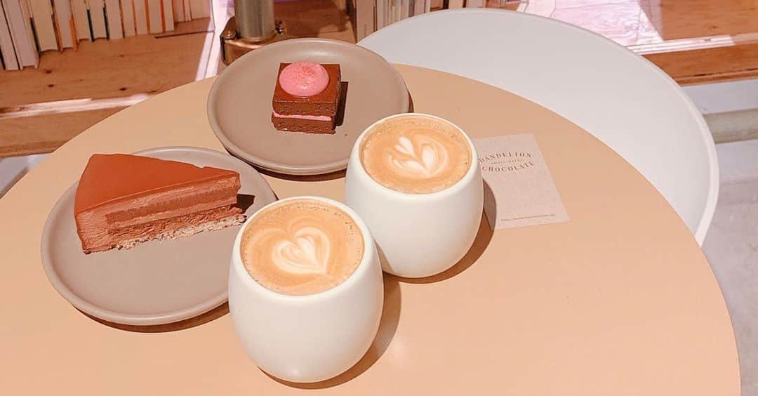 のインスタグラム：「チョコレートを食べに行きました🍫✨ @dandelion_chocolate_japan  . 濃厚なチョコレート🍫 . . . . . . . . . #ダンデライオンチョコレート #表参道カフェ #dandelion #dandelionchocolate #dandelionchocolateomotesando #ダンデライオンチョコレート表参道  #チョコレートソムリエ #chocolate #chocolat #chocolatejapan #チョコレート愛好家 #カフェ巡り #かわいいカフェ　#東京カフェ #카페　#카페투어　#예쁜카페　#커피　#카페라떼　#カフェラテ」