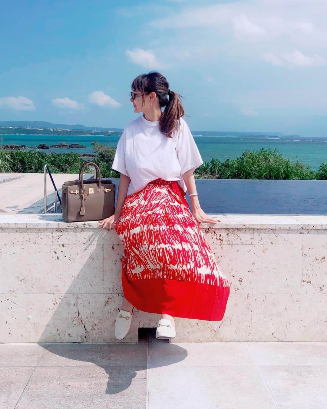 のインスタグラム：「さて行こか。 さーわーやーかー🍃☀️🌺  #happy #最高 #fashion #trip #blamink #drawer #hermes #gucci #沖縄 #japan」