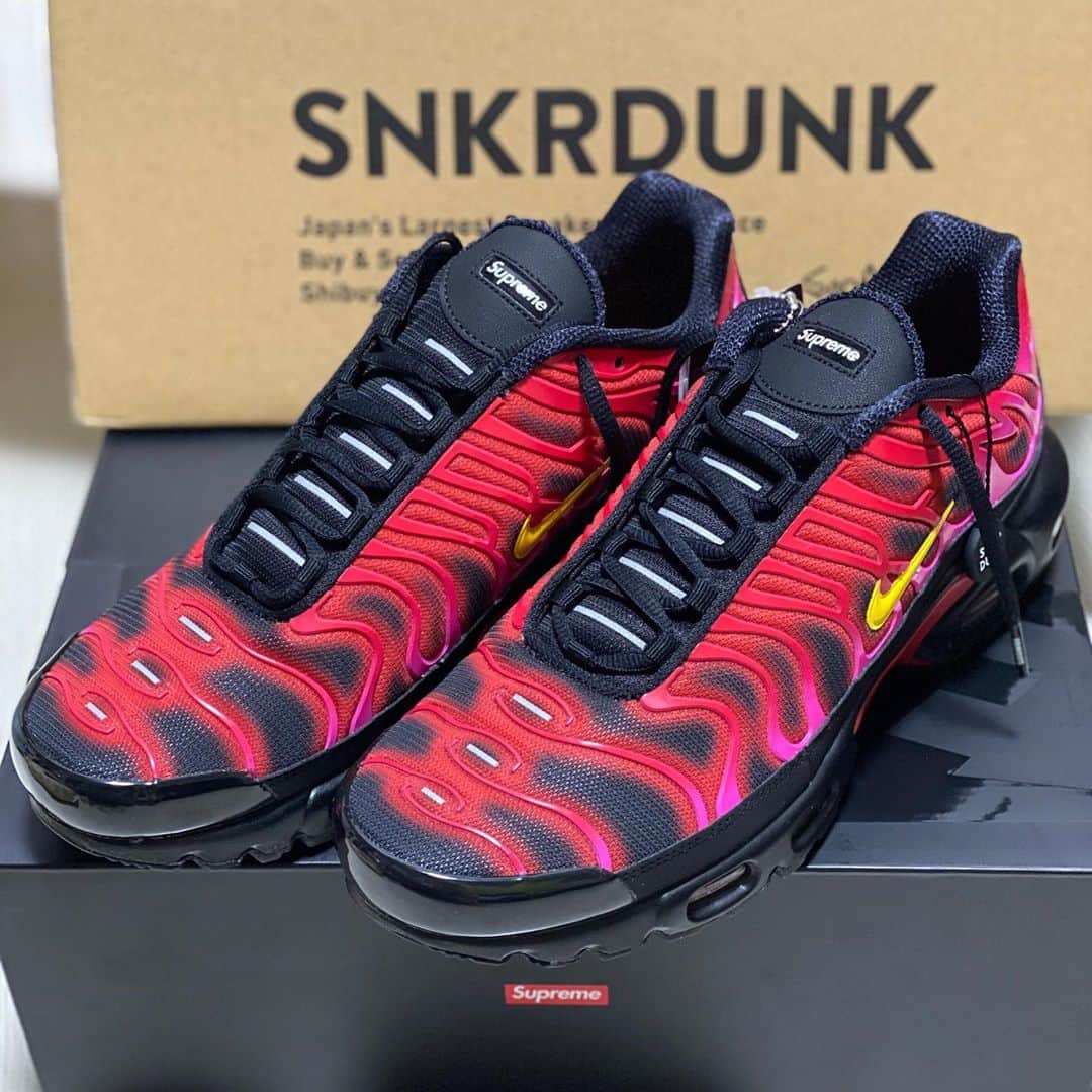 のインスタグラム：「悩みに悩んだ末、スニダンで買ってしまった👟💕😂﻿ ﻿ SUPREME × NIKE AIR MAX PLUS "HYPER GRAPE"﻿ ﻿ ド派手ですが、赤からピンクのグラデーションが可愛いくてカッコよくて、気に入ってしまいました😍﻿ ﻿ ﻿ 初めてのマップラですが、履き心地がとても良い😄﻿ このスニーカーはガンガン履いてこう😆﻿ ﻿ ﻿ 足の形にもよりますが甲が高い人は普段のサイズだとキツイかも？私はサイズをハーフアップしました⭐️﻿  追記✏️横幅もかなり狭めな作りです🙇‍♀️  ﻿ #supreme #nikeairmaxplus #hypergrape #ナイキ #スニーカー好きな人と繋がりたい　#スニーカー好きプロボウラー　#マップラ #shoselover #sneakerdunk #エアマックスプラス #シュプリーム」