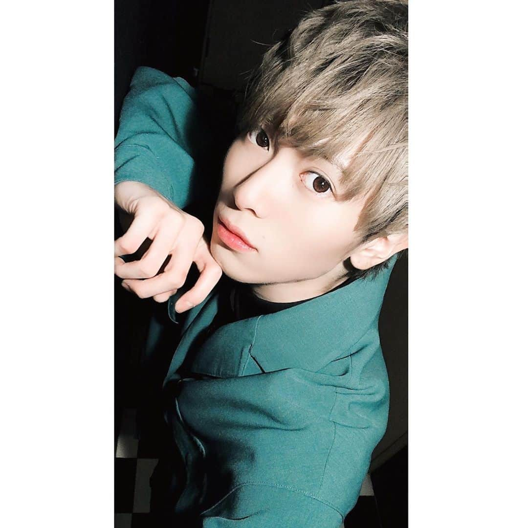 岡田鷹斗のインスタグラム：「「ん？」 ・ ・ ・ ケツアゴですがなにか？www  #イケメン #顔面国宝  #kpop #ダンス #dance #rap #グループ #目の保養 #岡田鷹斗 #金髪」