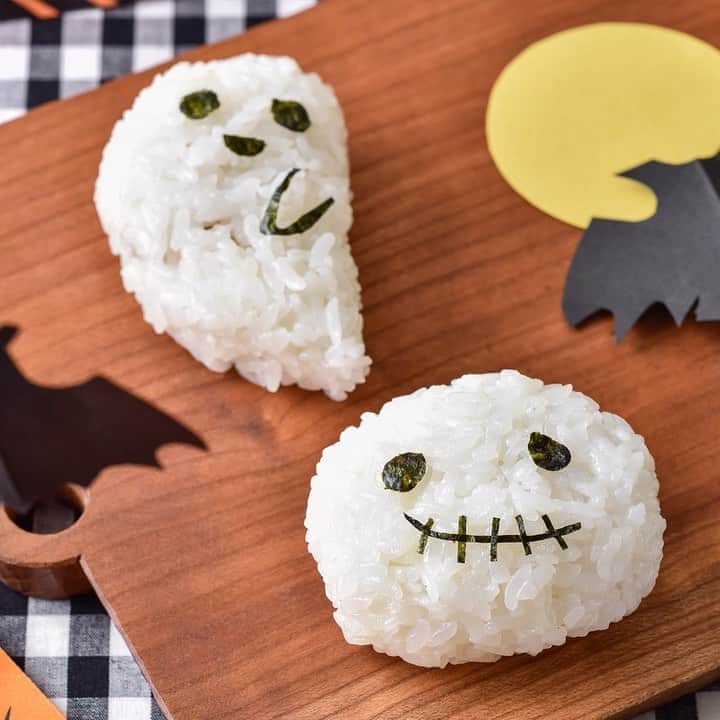HAPIKU HAPIKU（ハピク）のインスタグラム：「★もうすぐハロウィン★ ハロウィン仕様のおにぎり♪【そぼろおにぎり】 普通のおにぎりがのりをアレンジするだけでハロウィン仕様に♪ 可愛いおばけを楽しく作りましょう！ ============================= 【特集】少ない食材で簡単に♪楽しくハロウィン演出レシピ https://shoku.hapiku.com/recipe/event/063/ レシピなど詳細はプロフィールのリンクからもみることができるよ！ ============================== #HAPIKU #HAPIKUレシピ #保育園給食のHAPIKU #保育園給食メニュー #保育園給食レシピ #食育のHAPIKU #乳幼児の食情報 #乳幼児のごはん #保育園 #保育園給食 #保育園おやつ #保育園弁当 #保育園栄養士 #食育 #子育て #こどもごはん #こどものおやつ #こどものいる暮らし #新米ママ #幼児食レシピ #幼児食 #ハロウィンお菓子 #ハロウィン料理 #ハロウィンスイーツ #ハロウィンご飯 #ハロウィン飾り #ハロウィンレシピ #そぼろおにぎり #おにぎりレシピ」