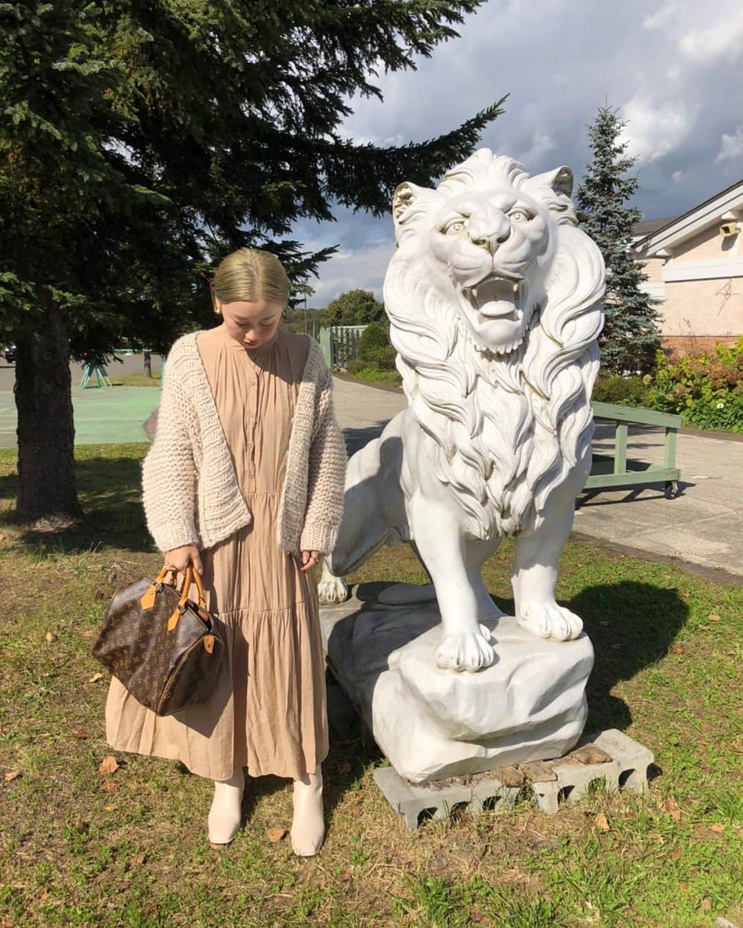 ◆miki◆のインスタグラム：「* * 👱🏻👱🏻👱🏻 * もう二度とブリーチはせん！ と思っていたのに ハイトーンが止められない 結局、金髪豚野郎に。 #小朝師匠  #泰葉  昨日は フォロワーさんに教えてもろた 恵庭の珈琲きゃろっとに行ったんだけど コロナでテイクアウトのみ╭(°A°`)╮ お目当てのデカフェの豆も すぐに買えずチーン。 ╭(°A°`)╮  父ちゃんは飲んだけど めちゃくそに美味かったらしい‼️ コスタリカだったかな？  発送出来るみたいだから してみよかー☺️☕️  #母ちゃんのootd #ママコーデ #ママファッション #アラサーコーデ #アラサーファッション #金髪豚野郎 #小朝師匠  #泰葉 #ハイトーン #ハイトーンショート  #ハイトーンボブ  #ハイトーンベージュ #ミルクティーベージュ  #ミルクティーグレージュ  #ミルクティーカラー  #ミルクティーアッシュ」