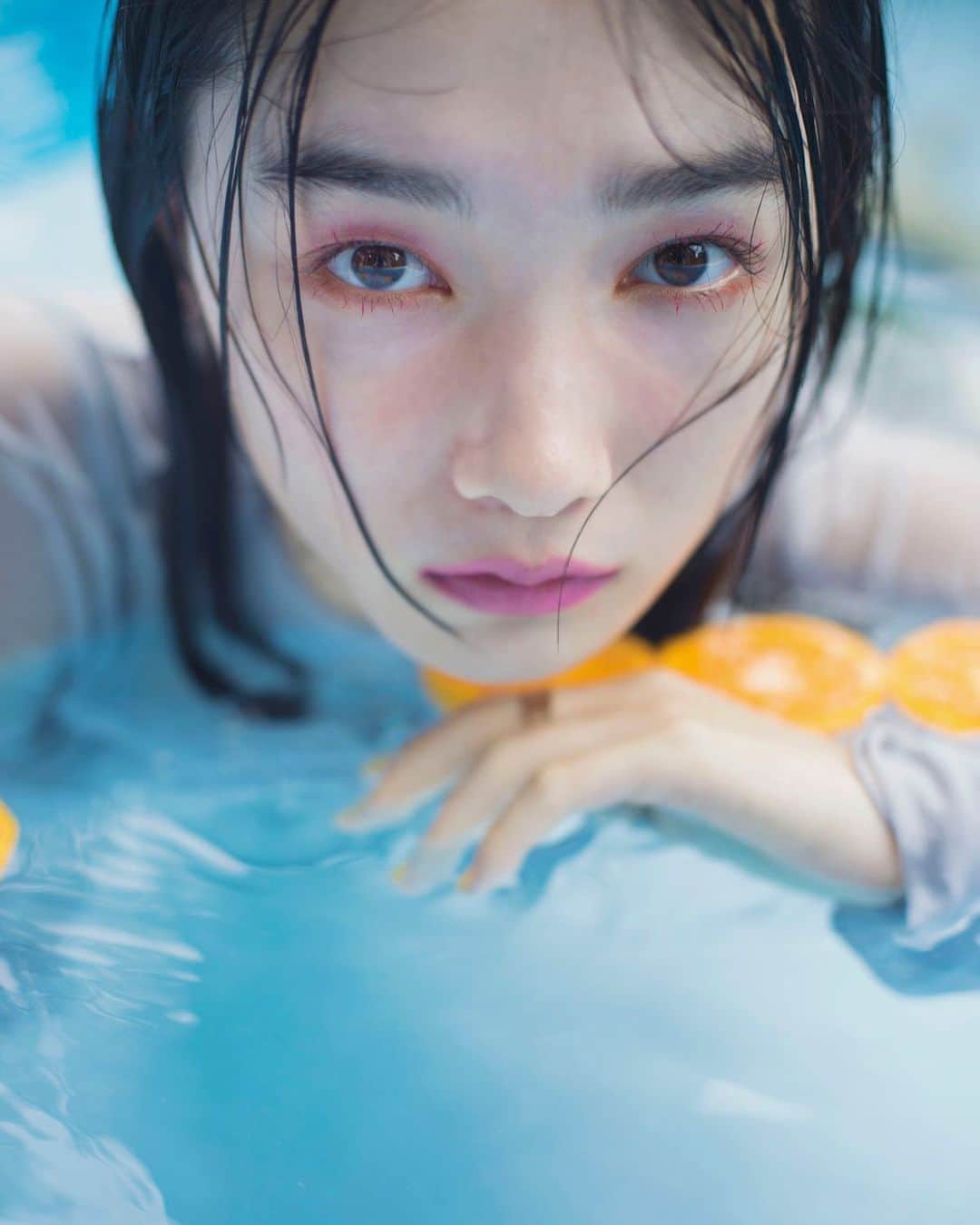 新野尾七奈さんのインスタグラム写真 - (新野尾七奈Instagram)「海とか川とかダイビングとか水が好き。水の中にいるのも魚達と触れ合うのも、自分が知らない世界に触れること好き 勿論、緑もコンクリートも好きだよ みんなは何が好き？  hair make / @shihongkong  phote by / @krm_et  stylist / @mt__arisu」10月20日 12時47分 - nanagirl7