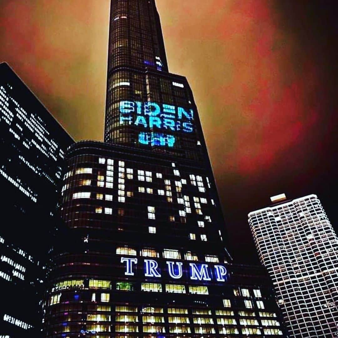 アイシャ・タイラーさんのインスタグラム写真 - (アイシャ・タイラーInstagram)「YUUUGE!!! ・・・ BRAVO! The United Steelworkers Union crew lit up Trump Tower this morning with a "BIDEN HARRIS" projection 👏👏  #Vote 🗳 to defeat Trump! Via @occupydemocrats #Repost @chnge」10月20日 12時41分 - aishatyler