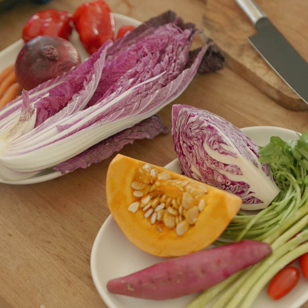 KINTOさんのインスタグラム写真 - (KINTOInstagram)「[KAKOMIレシピ] 蒸し野菜 × バーニャカウダソース⁠⠀ できるだけ野菜そのものの栄養価を摂りたいなら、蒸し調理がおすすめです。 特にビタミンCの損失が少なく、生だと一度に食べきれない量も、 蒸すことで甘さが加わり、食べやすくなります。自家製バーニャカウダソースと一緒に食べれば、 野菜を食べる愉しみが広がります。⁠⠀ KINTO JOURNALではKAKOMIで作る料理のレシピを公開中。ぜひご覧ください。⁠⠀ （詳しくはLinkin.bioをクリック @kintojapan）⁠⠀ ---⁠⠀ [KAKOMI recipe] Steamed Vegetable and Begna Cauda Source⁠⠀ One of the healthiest ways to cook vegetables to maximize their nutritional value is steam them. By steaming the vegetables become sweeter and soften yet retain their flavor. Served with homemade bagna cauda source that makes the vegetables taste even better, you will want to eat another serving.⁠⠀ Check out KINTO JOURNAL to see the recipe.⁠⠀ (see linkin.bio @kintojapan)⁠⠀ ---⁠⠀ Share your KINTO items with #mykinto for a chance to be featured.⁠⠀ .⁠⠀ .⁠⠀ .⁠⠀ #kinto #キントー #simpledesign #tableware #houseware #homedecor #simplelifestyle #lifestyle #cookingrecipe #シンプルデザイン #インテリア #暮らしの道具 #暮らしを楽しむ #シンプルな暮らし #丁寧な暮らし #レシピ」10月20日 12時42分 - kintojapan