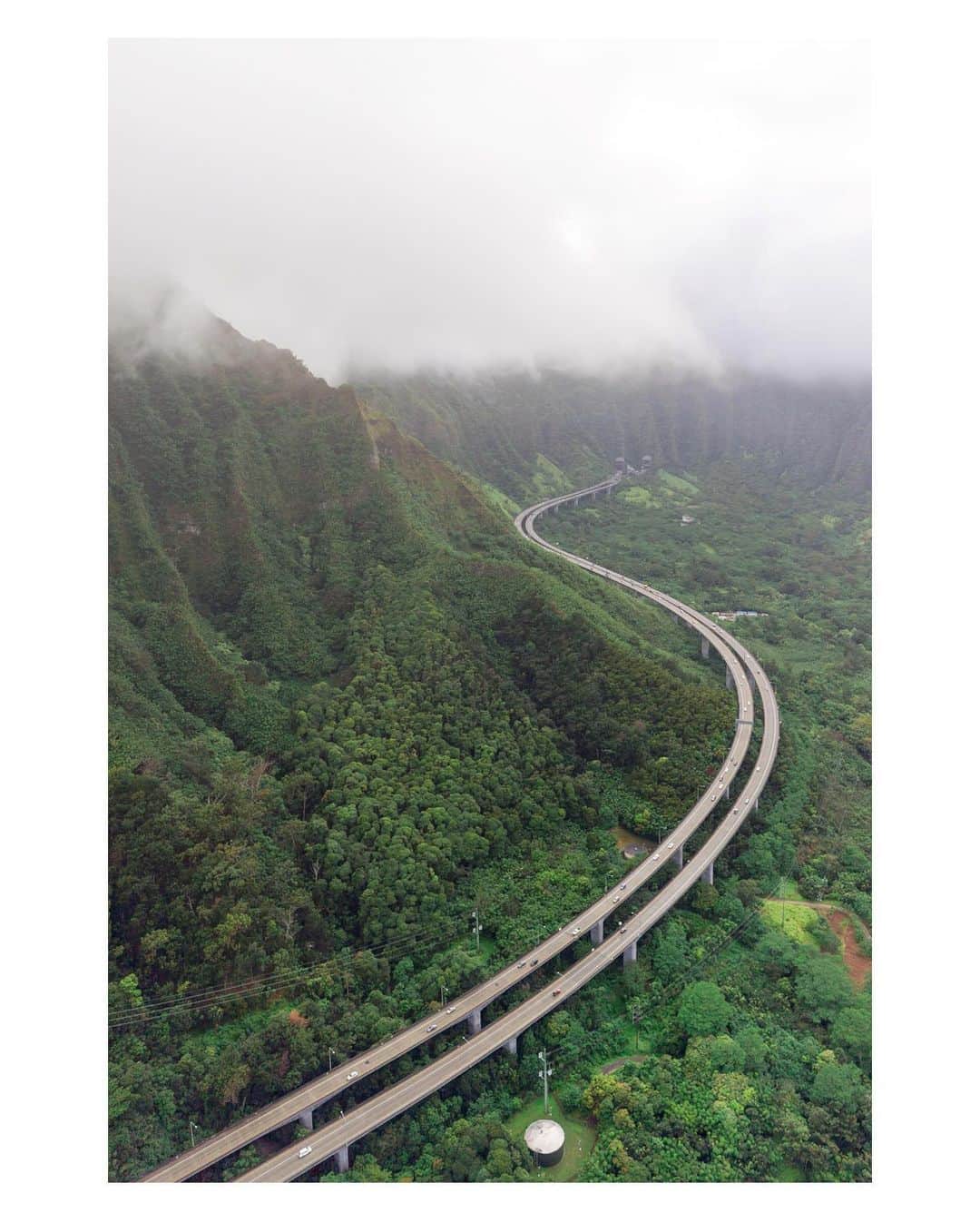 Pete Halvorsenのインスタグラム：「Aloha! (Kind of a wordy post, but worth it - i hope.)  With the news that Hawai’i is reopening for visitors last week I felt the need to not only share some of my favorite photos of one of my favorite places. But I also wanted to take the opportunity to share some words on what Hawai’i means to me and add some perspective for those of you that are looking to visit and get the most out of their time.   . I have been lucky enough to visit the Islands pretty regularly. From the hospitality of one of my favorite clients, Four Seasons, to sharing party waves in town with Keyanna and swimming with turtles in Makaha with the Keaulanas, from being alone for a spiritual 3 am Kīlauea visit from Pele to paddling off Maui with Travis, Jimmy and the crew in Wailea. All these people and this land have a special place in my heart.   It was Jack London who said “In what other land but this one is the greeting not 'Good day,' nor 'How do you do…but 'Love'? That greeting is 'Aloha': love, I love you, my love to you... It is a positive affirmation of the warmth of one's own heart-giving.”   The Aloha spirit is alive and well on the Islands, but you must give before you can receive. This is my plea to you while you’re booking that family trip or baby moon, Respect the land and the people who call it home and I am a living testament that you will get that back 10x.   So as we mainlanders pack up our huge rolling suitcases full of fresh bathing suits and Mai Tai dreams, please remember that Aloha spirit goes both ways.   . If you’ve read this far, then you might just make it to my 10th frame where I posted a 60 second video from one of my favourite visits to the Islands back in ‘15.  Much Love, Much Aloha 🤙🏼」